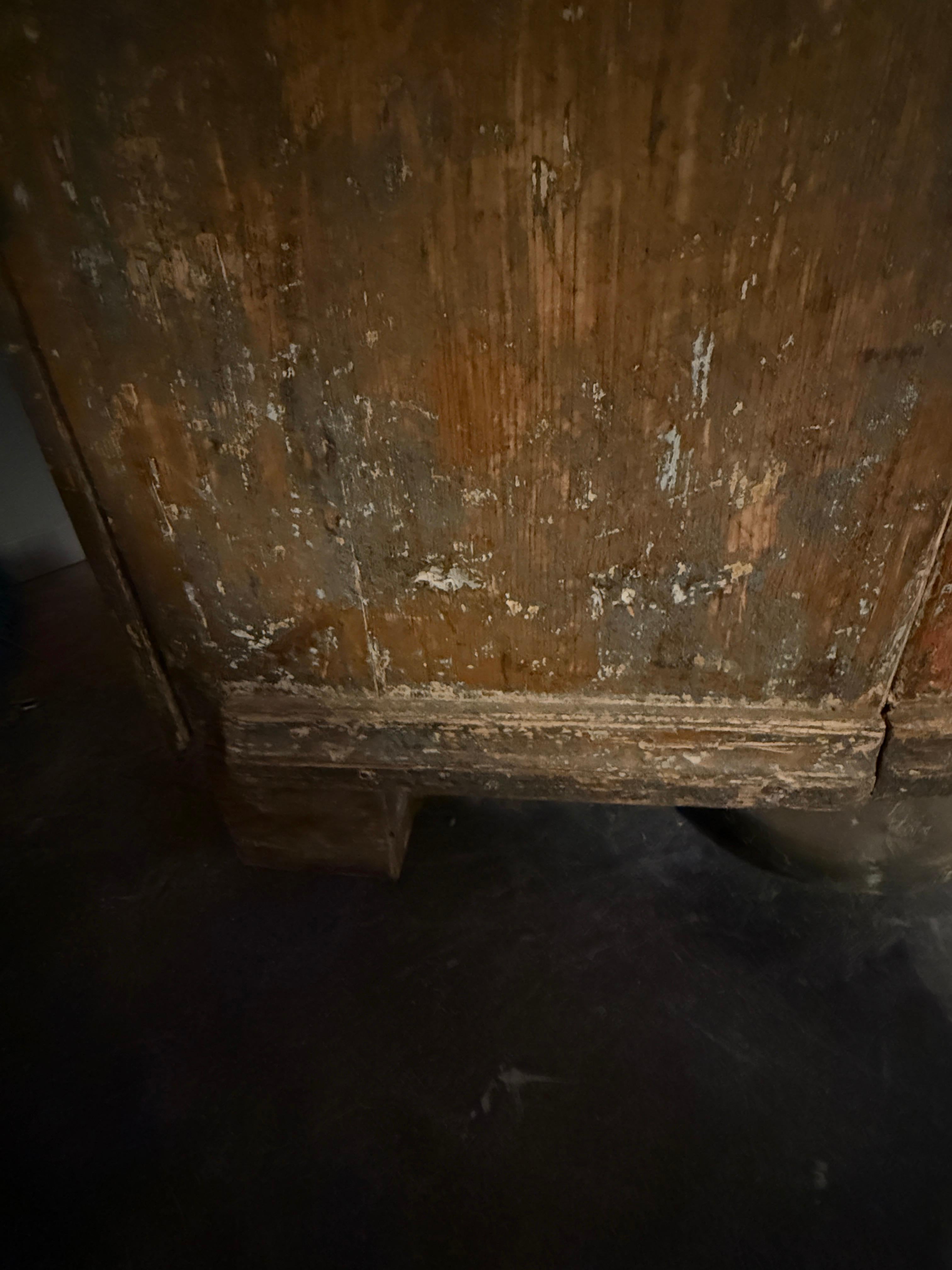 Armoire suédoise du XVIIIe siècle peinte en style baroque à quatre portes avec tiroir central en vente 1