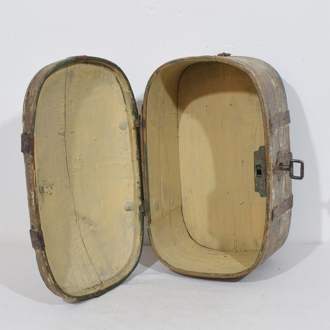 Coffre de voyage en bois suédois du XVIIIe siècle en vente 2