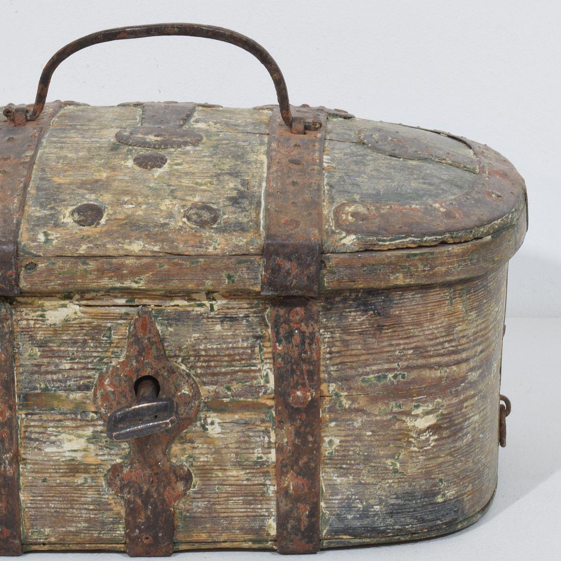 Coffre de voyage en bois suédois du XVIIIe siècle en vente 5