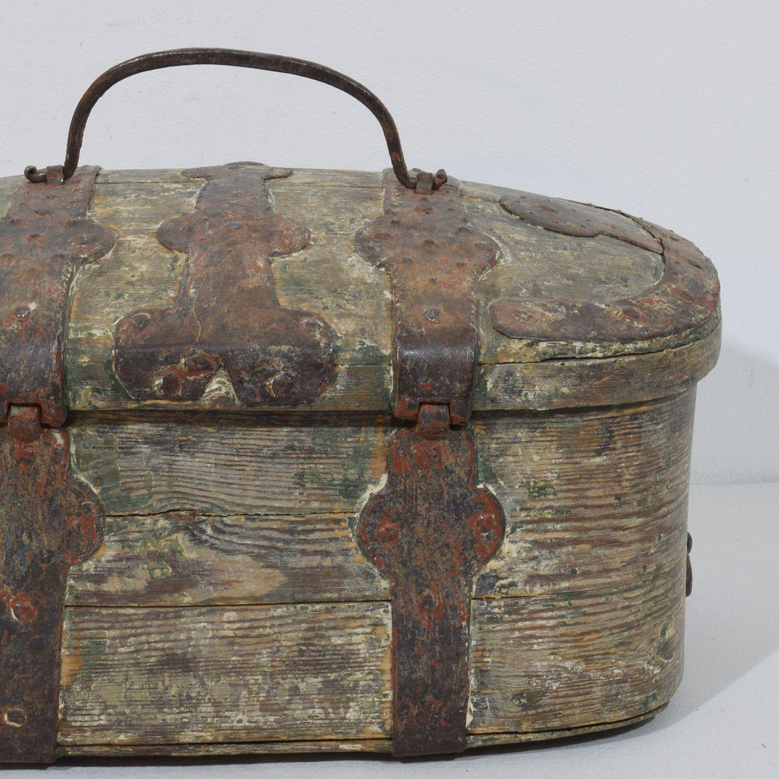 Coffre de voyage en bois suédois du XVIIIe siècle en vente 7