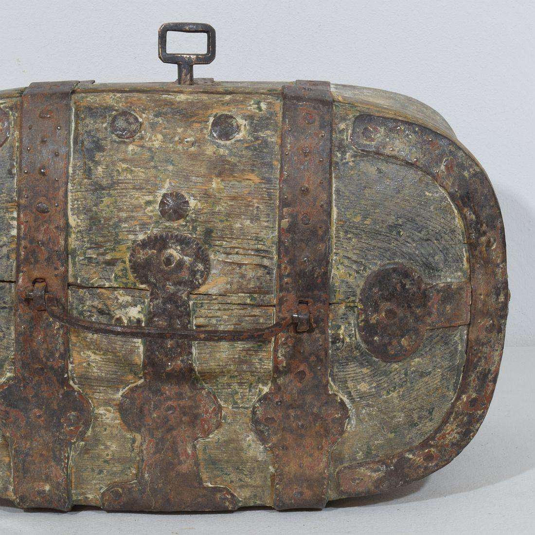 Coffre de voyage en bois suédois du XVIIIe siècle en vente 9