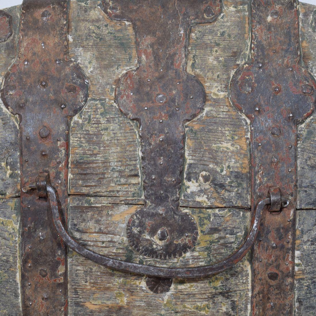 Coffre de voyage en bois suédois du XVIIIe siècle en vente 10