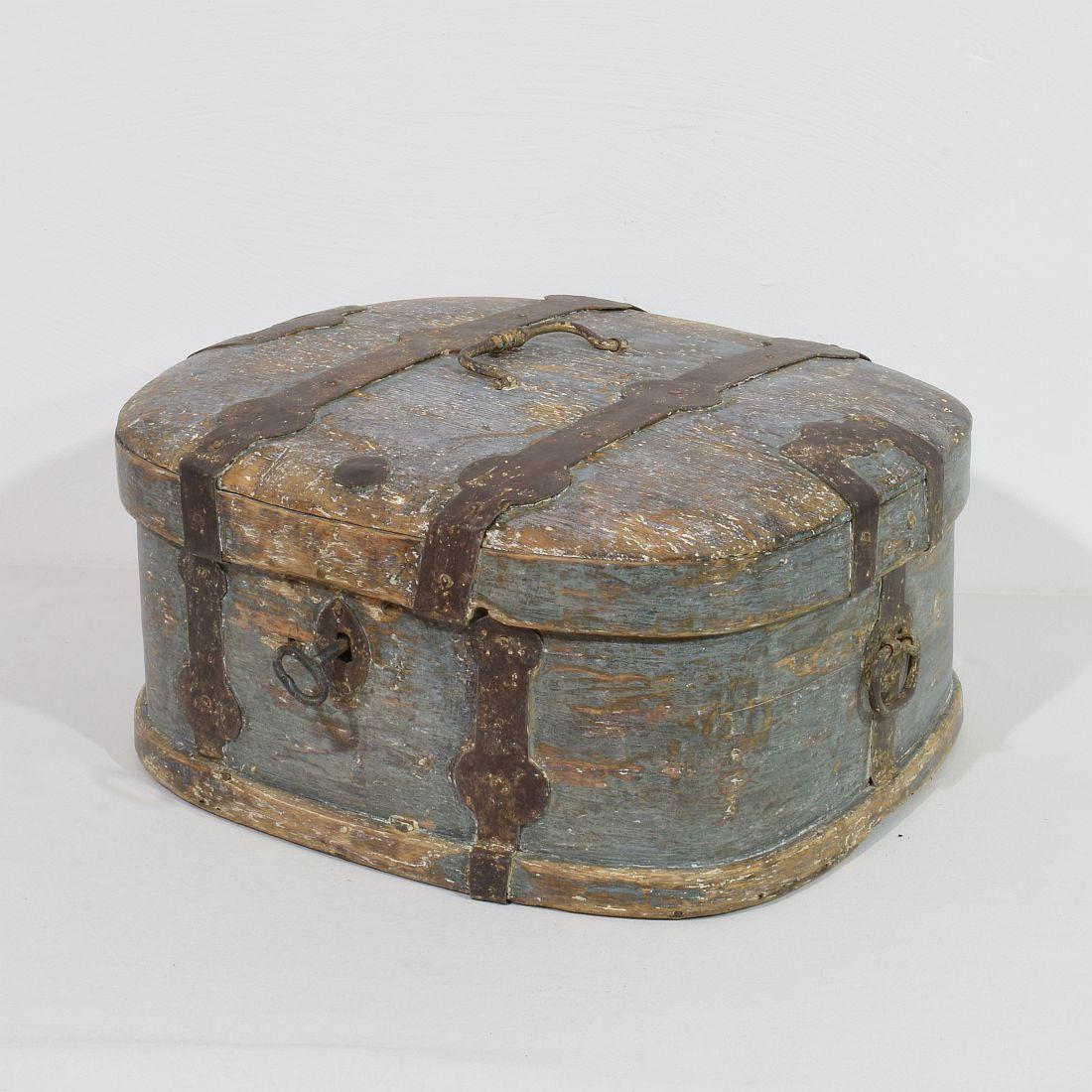 Rare and very beautiful Swedish travel box with stunning patina and hand forged iron details. Working lock and key.
Sweden, circa 1750-1800. Weathered, small losses and old repairs.