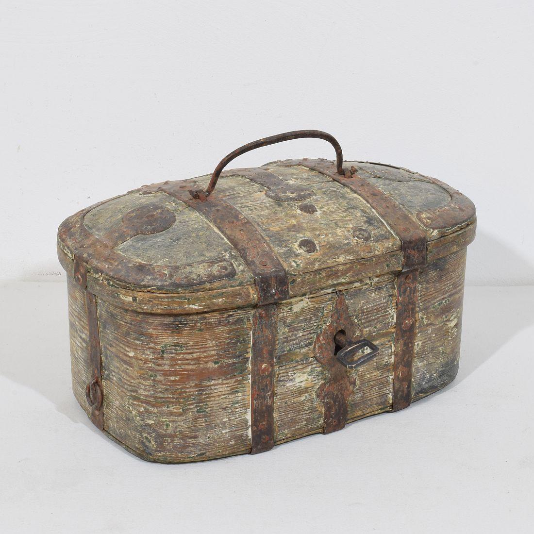 Suédois Coffre de voyage en bois suédois du XVIIIe siècle en vente