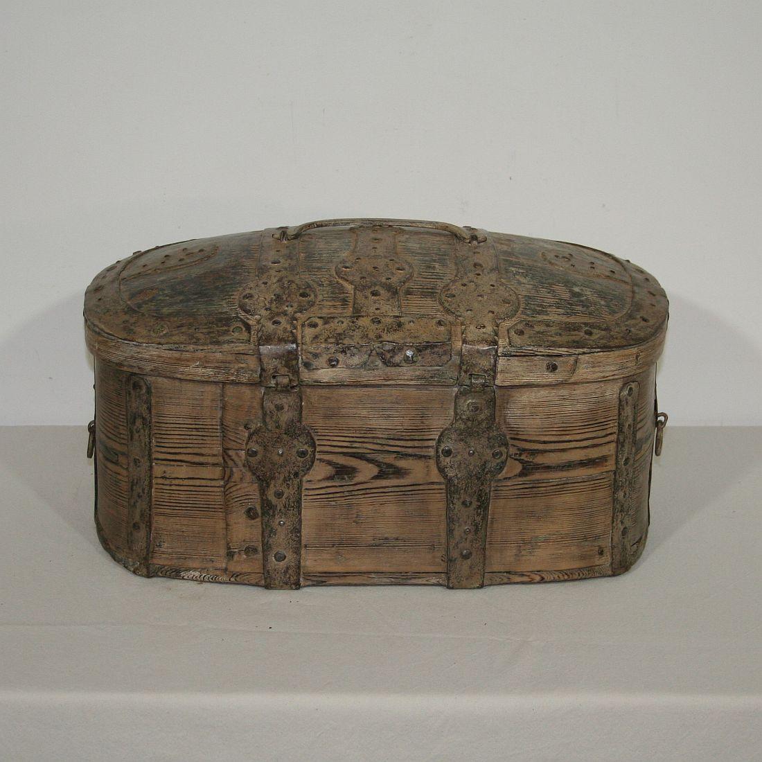 Swedish 18th Century Bentwood Travel Box or Chest In Good Condition In Buisson, FR