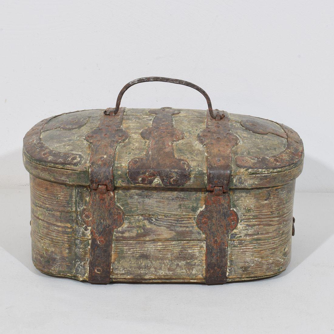 Coffre de voyage en bois suédois du XVIIIe siècle Bon état - En vente à Buisson, FR