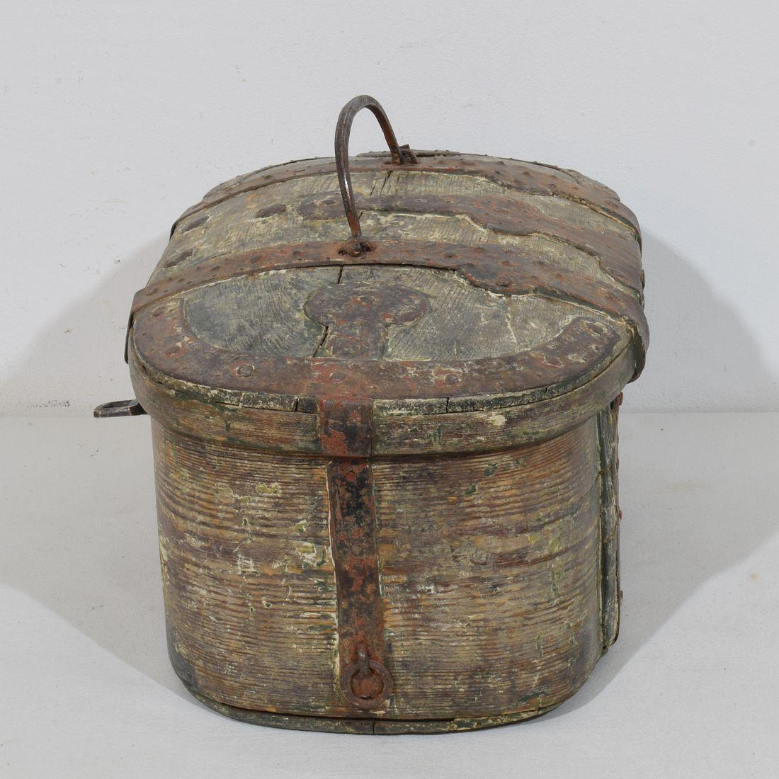 XVIIIe siècle et antérieur Coffre de voyage en bois suédois du XVIIIe siècle en vente