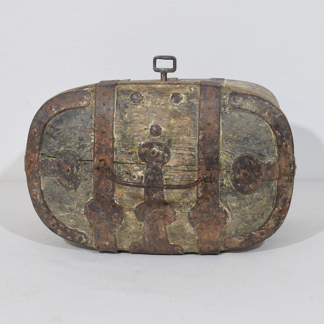 Fer Coffre de voyage en bois suédois du XVIIIe siècle en vente