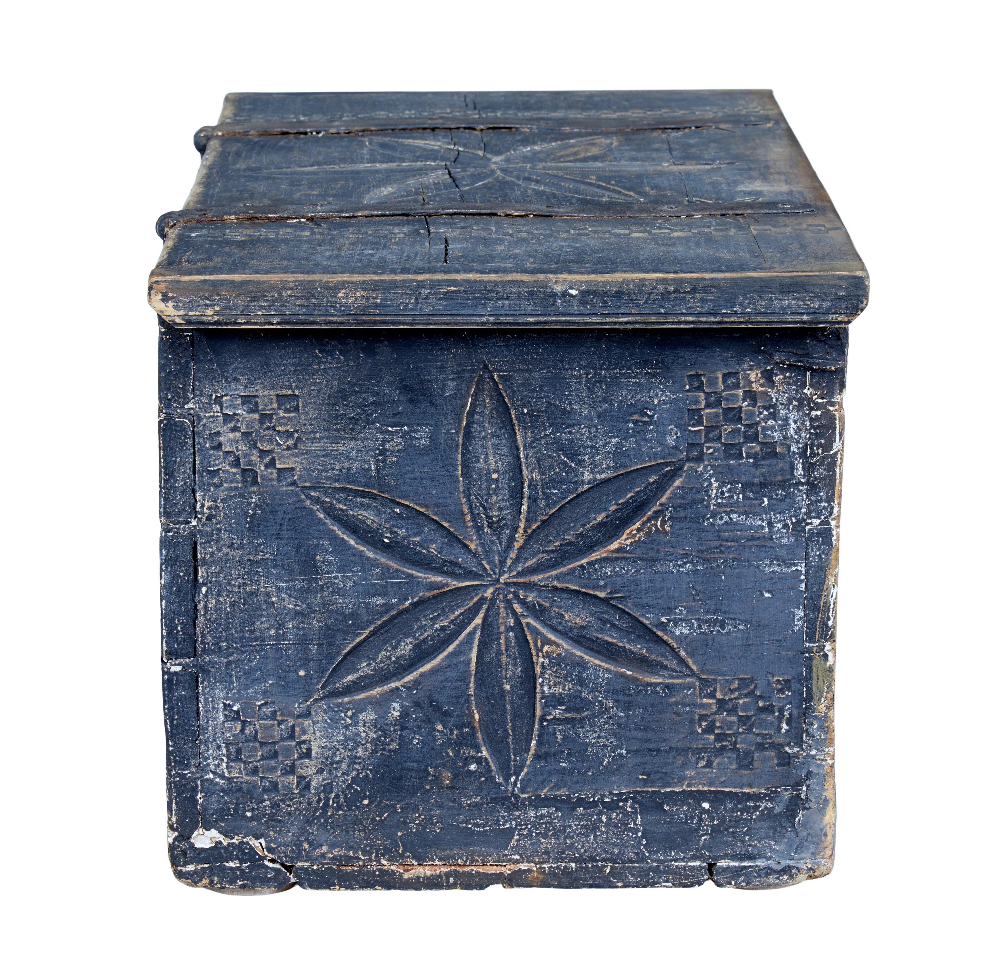 Swedish 18th Century Carved Pine Folk Art Painted Box In Good Condition In Debenham, Suffolk