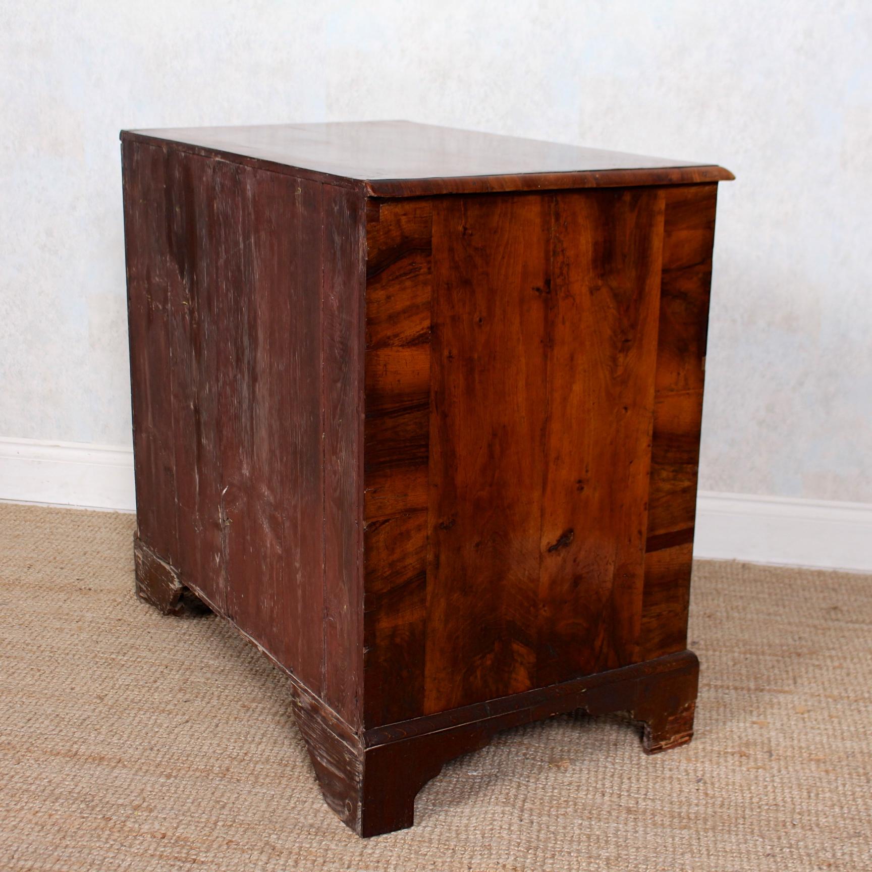 Swedish 18th Century Chest of Drawers Inlaid Walnut For Sale 6
