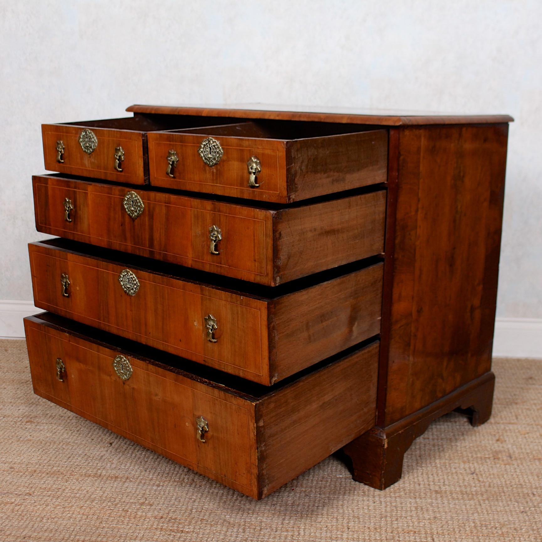 Swedish 18th Century Chest of Drawers Inlaid Walnut For Sale 3