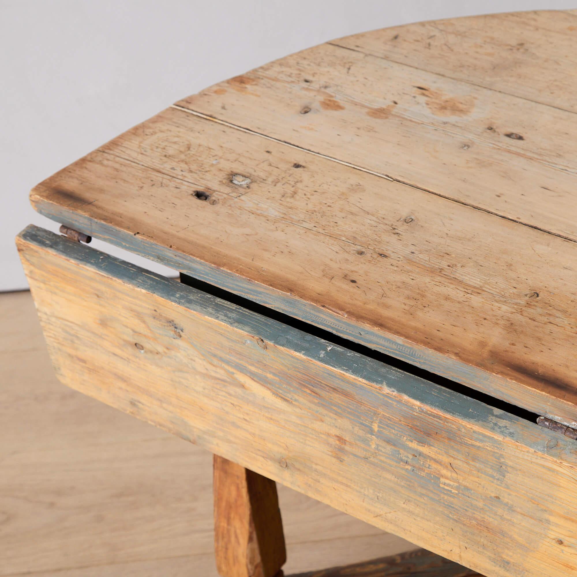 Schwedischer Demilunentisch aus dem 18. (18. Jahrhundert und früher) im Angebot