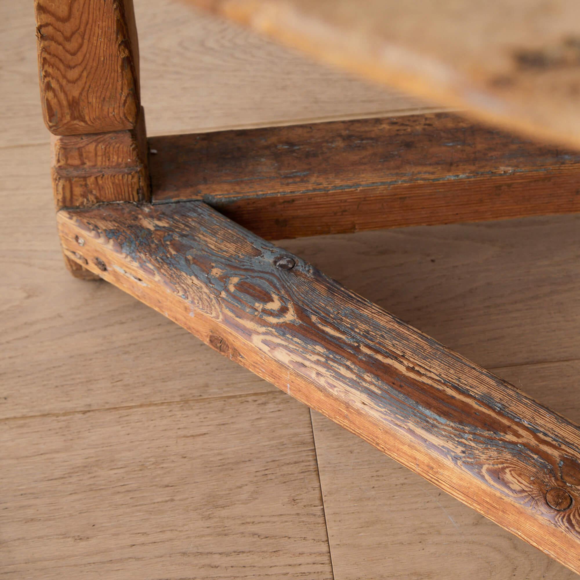 Schwedischer Demilunentisch aus dem 18. (Kiefernholz) im Angebot