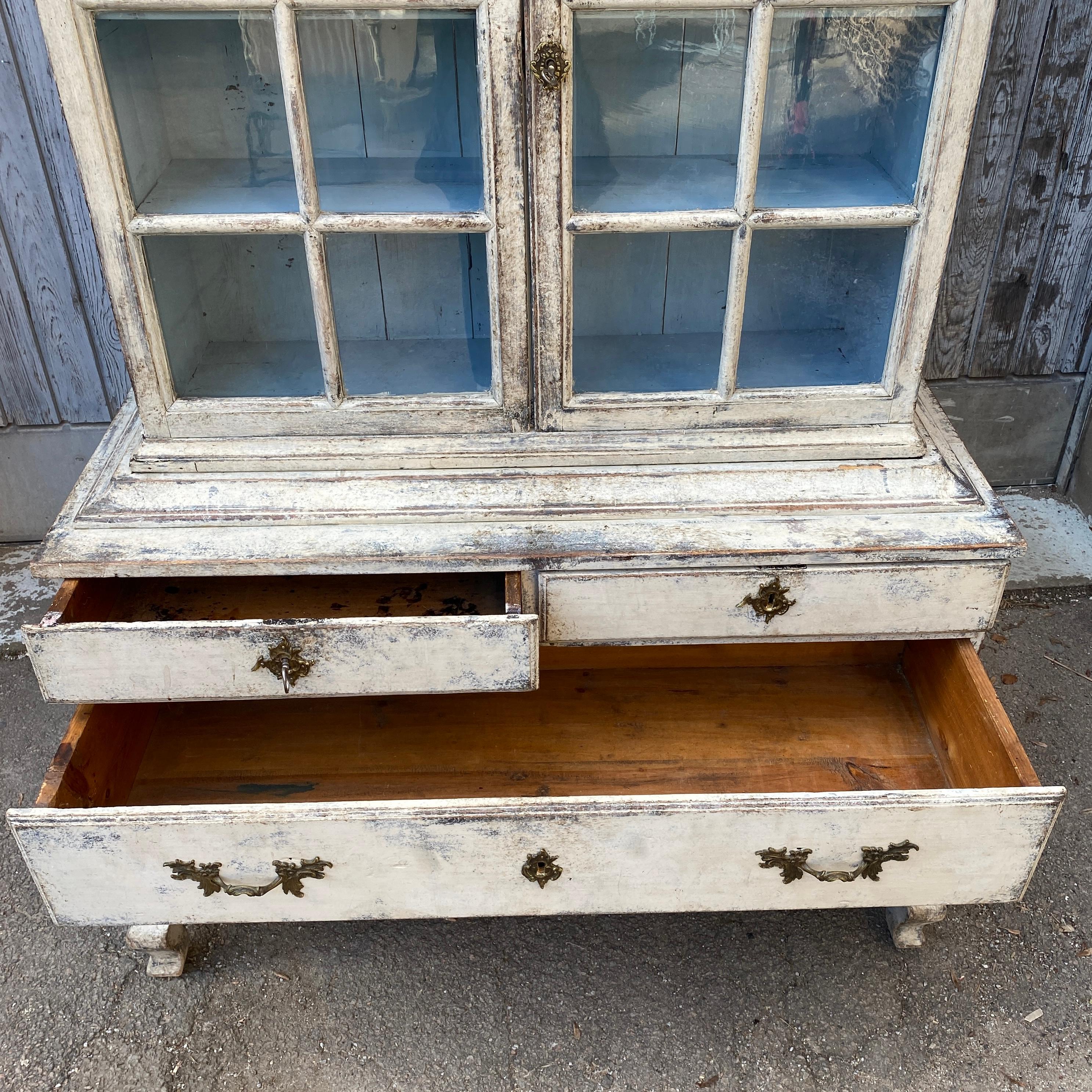 Swedish 18th Century Gustavian Grey and Blue Display Cabinet For Sale 6