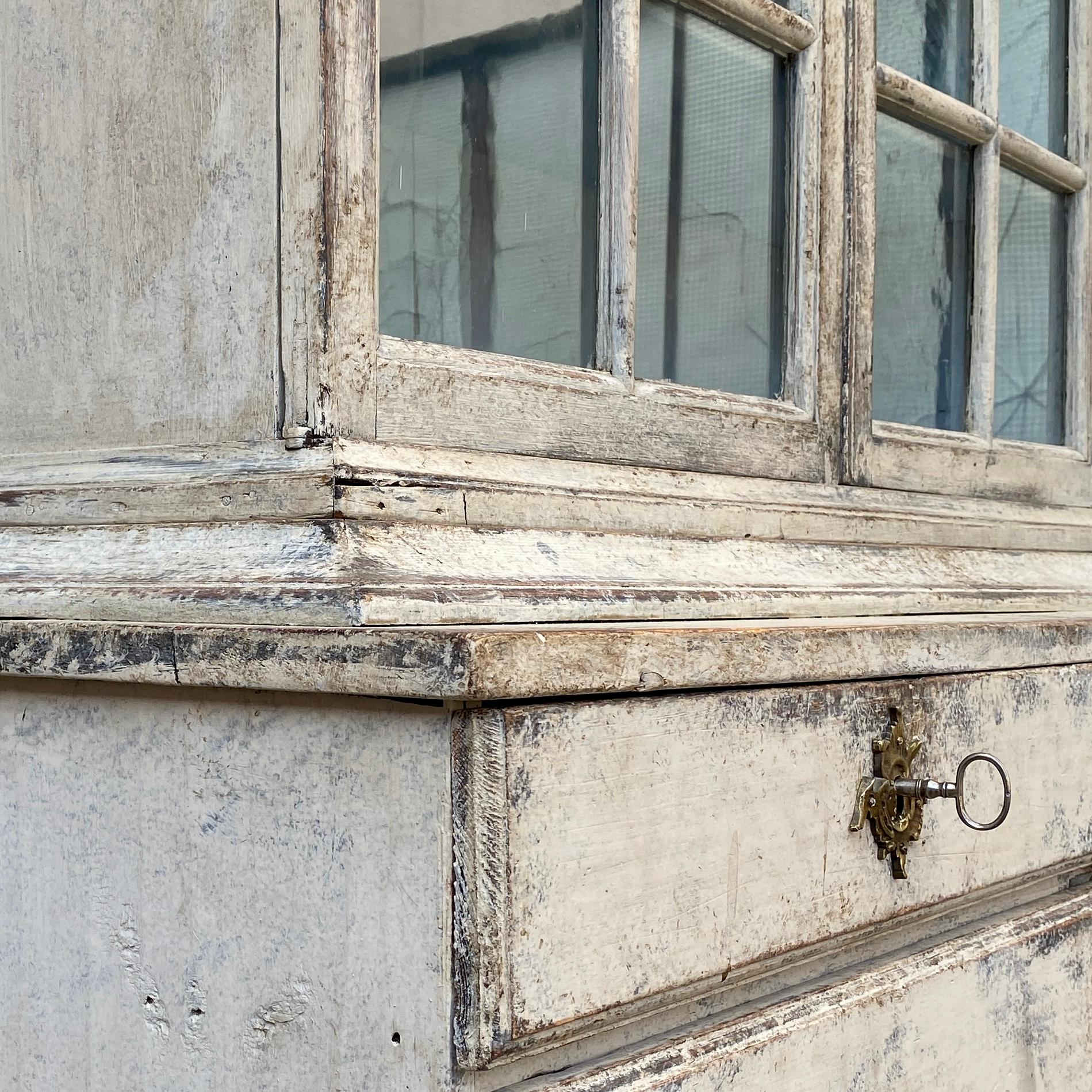 Swedish 18th Century Gustavian Grey and Blue Display Cabinet For Sale 7