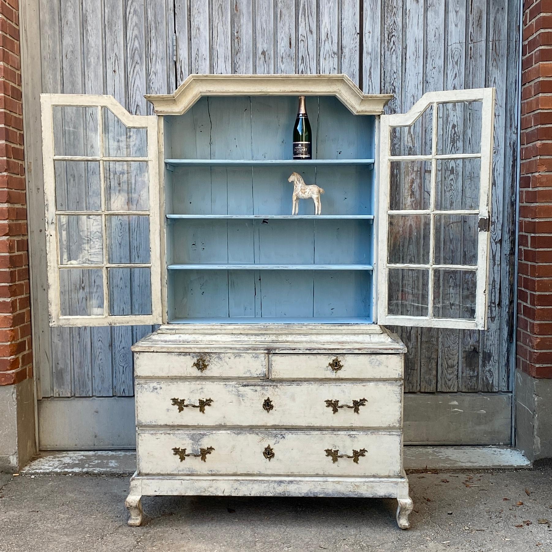 Swedish 18th Century Gustavian Grey and Blue Display Cabinet For Sale 8