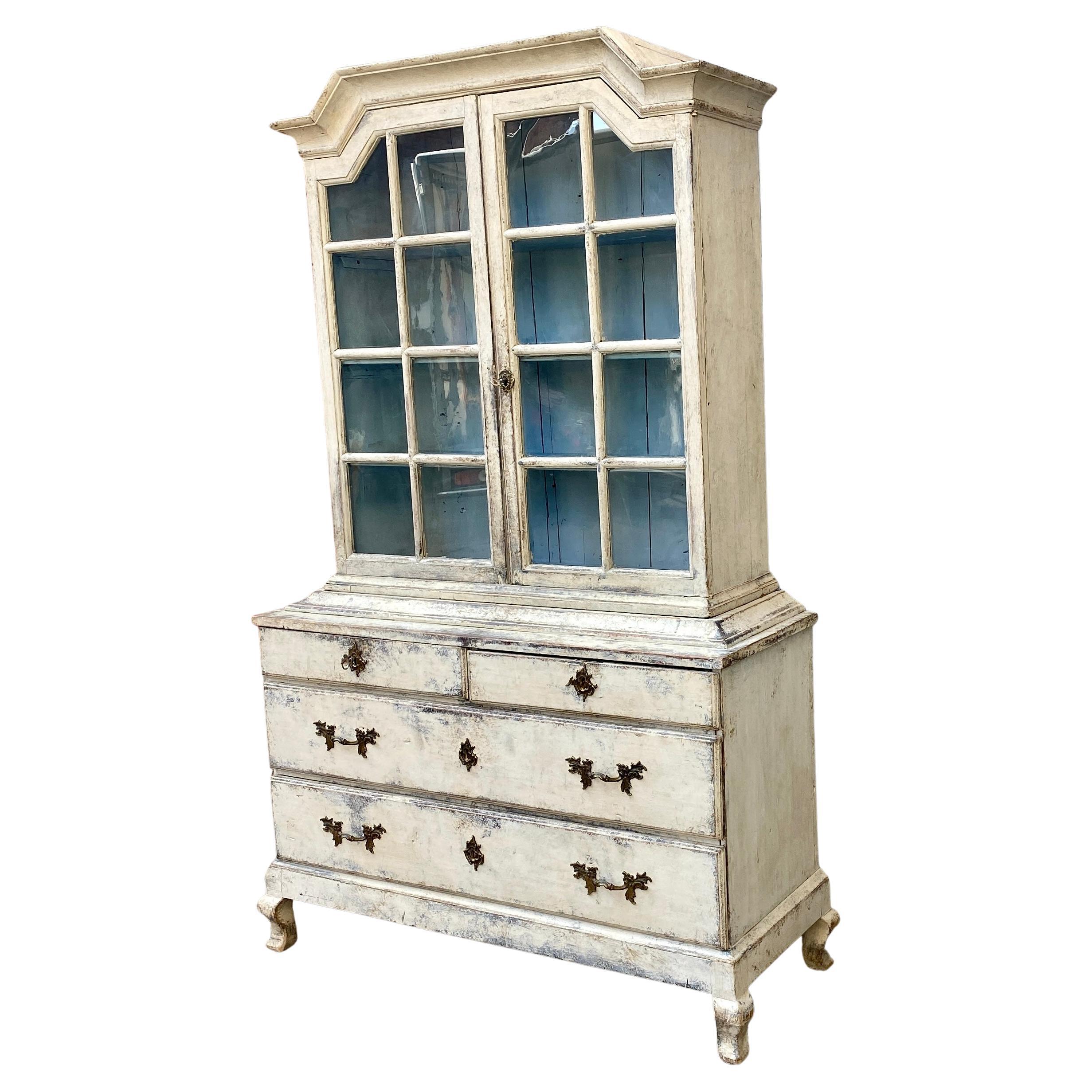 Hand-Crafted Swedish 18th Century Gustavian Grey and Blue Display Cabinet For Sale