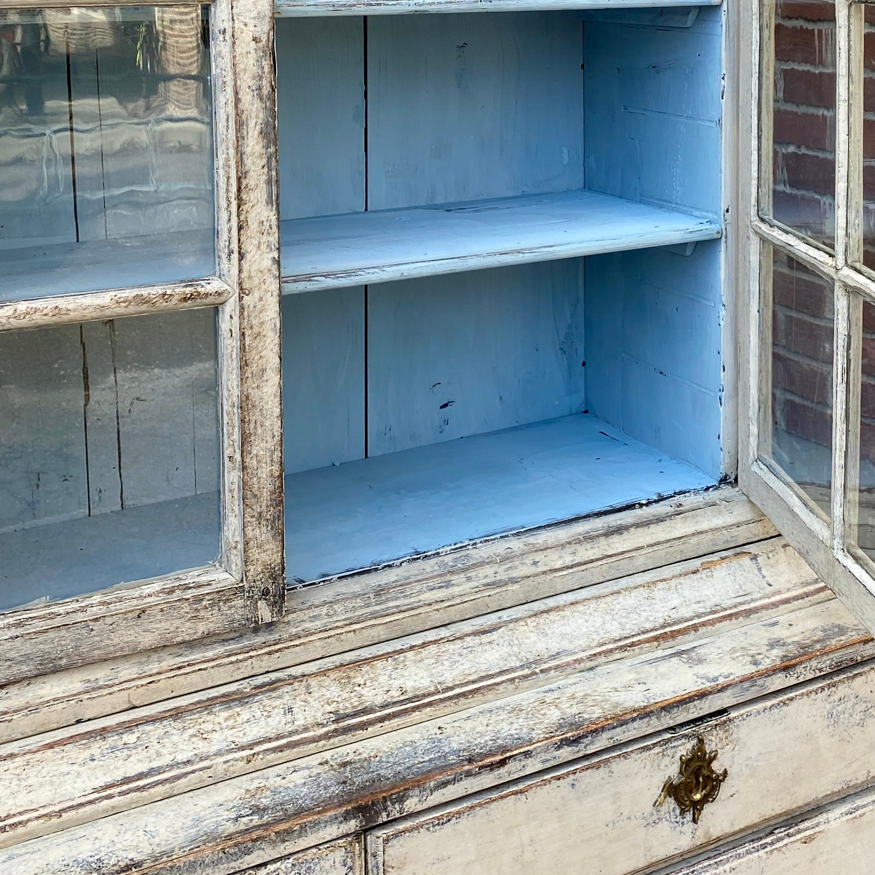 Swedish 18th Century Gustavian Grey and Blue Display Cabinet For Sale 3