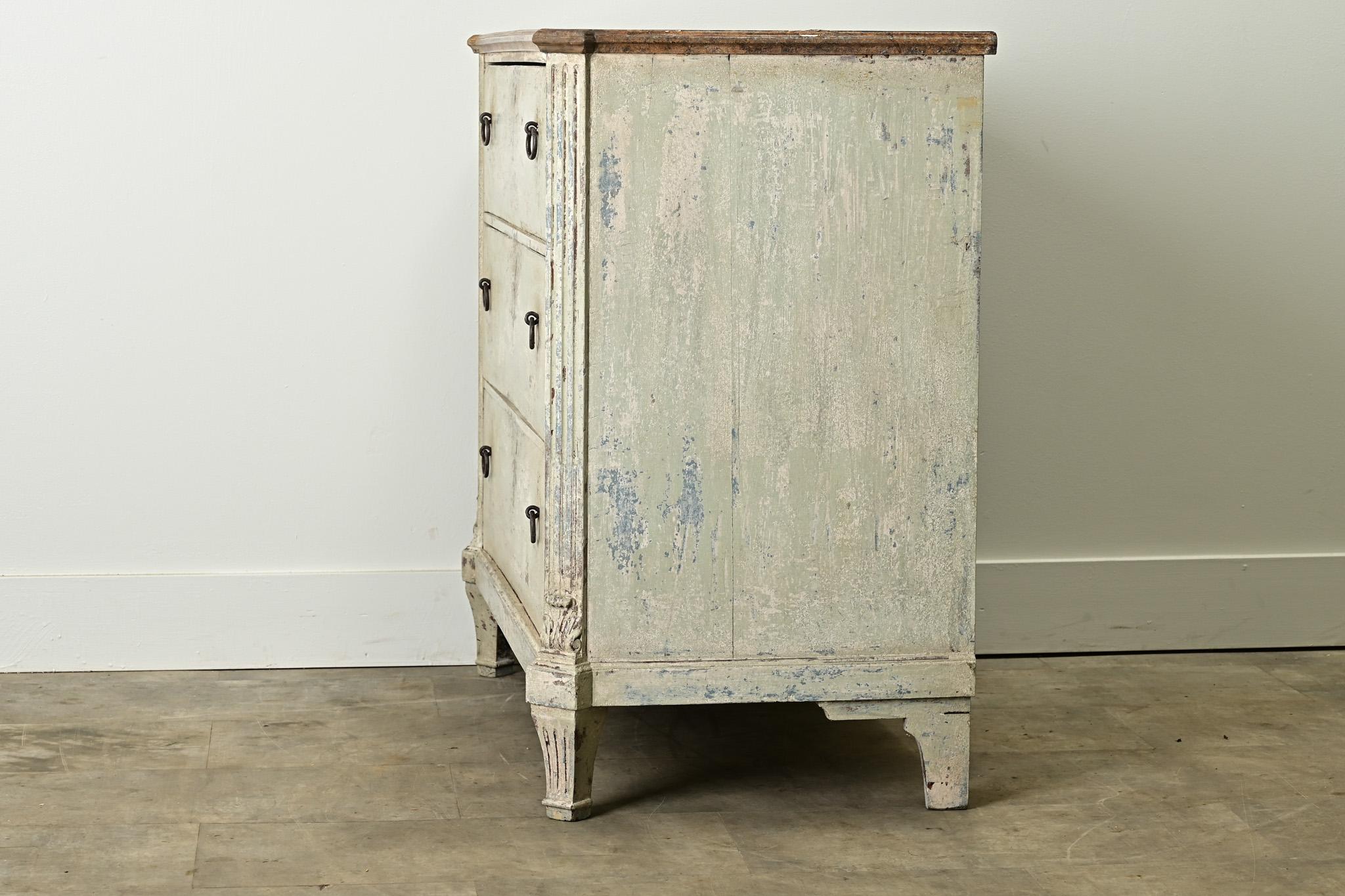 Swedish 18th Century Gustavian Painted Chest For Sale 4