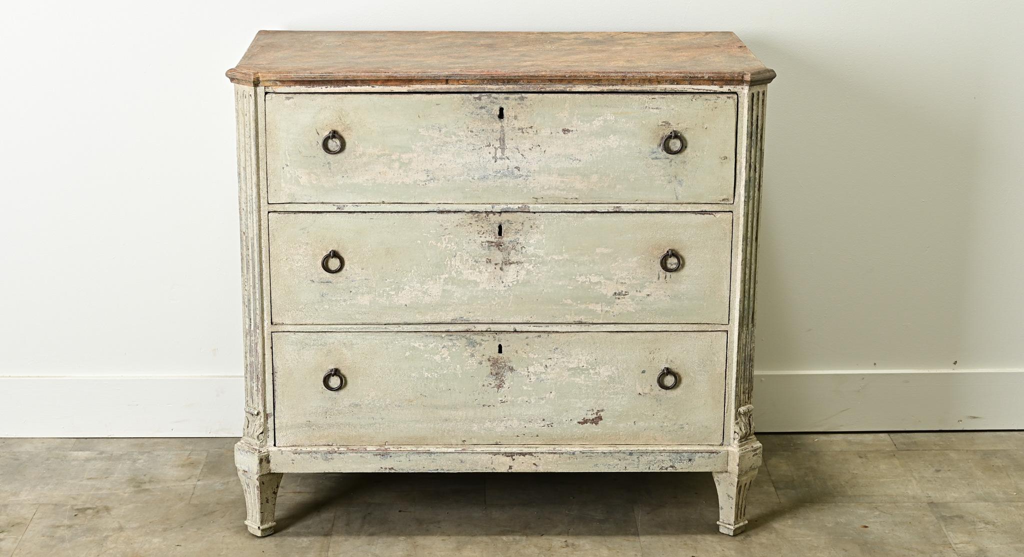 Swedish 18th Century Gustavian Painted Chest In Good Condition For Sale In Baton Rouge, LA