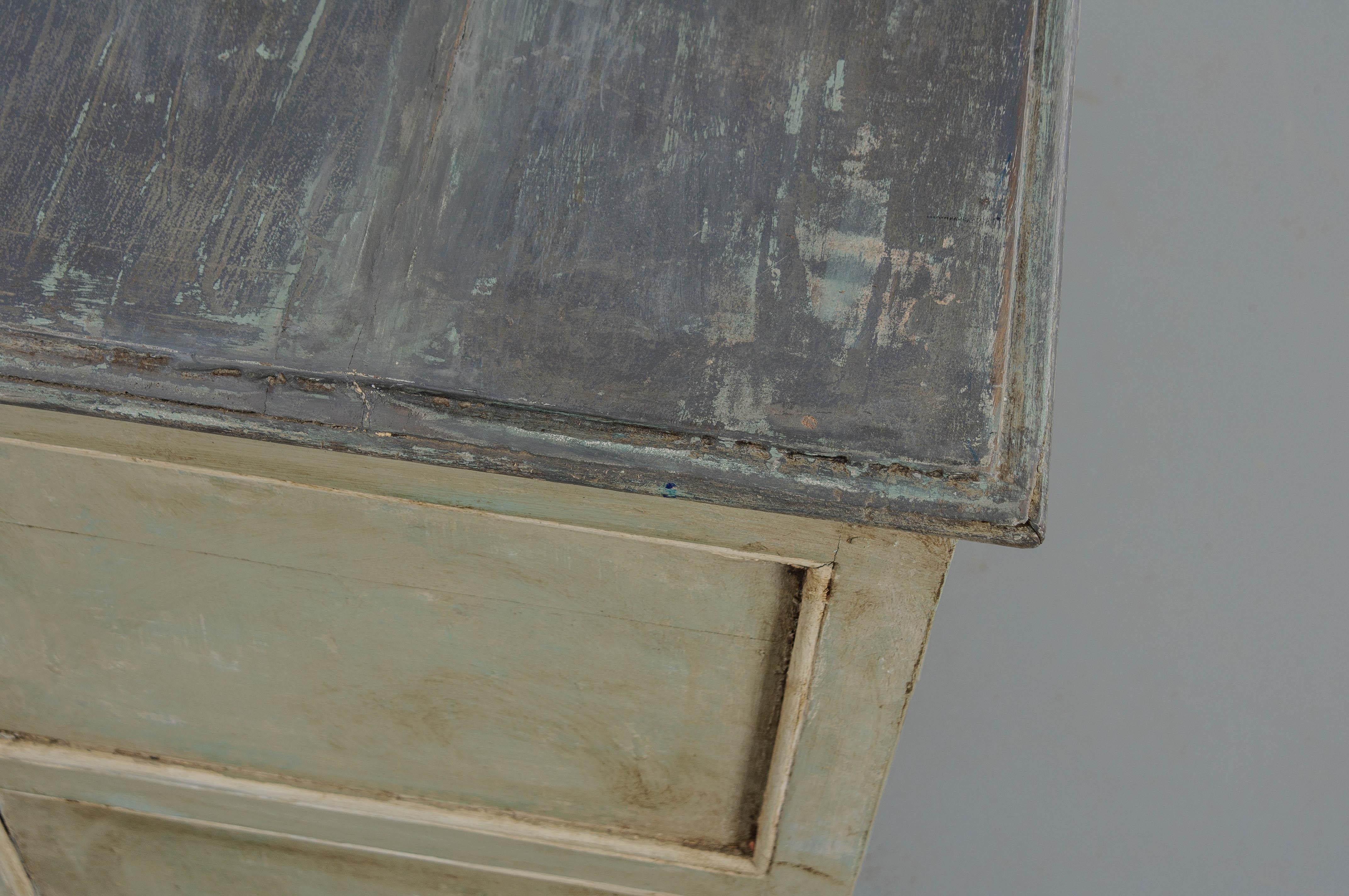 Swedish 18th Century Gustavian Painted Chest of Drawers In Good Condition In Baton Rouge, LA