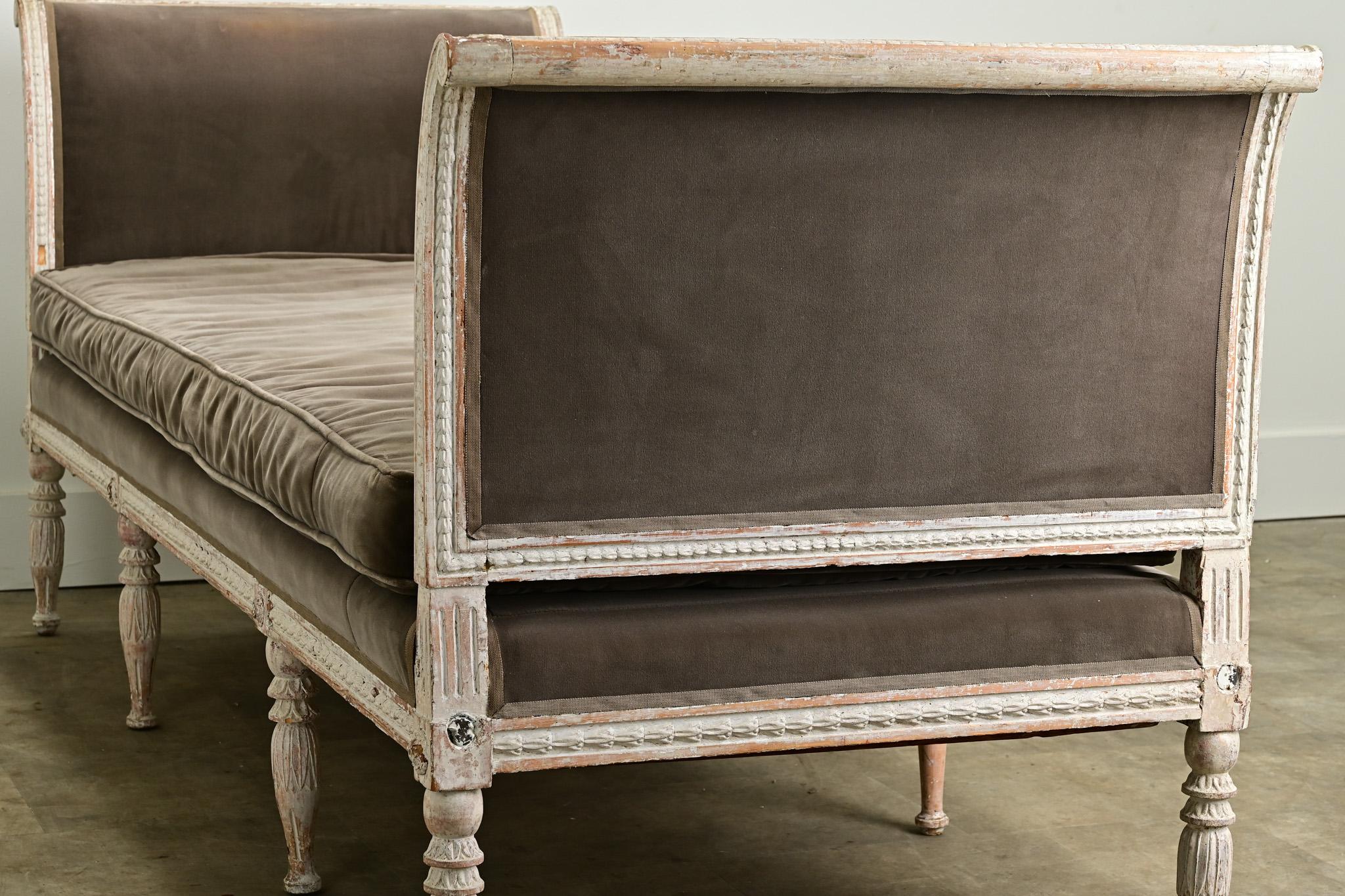 Swedish 18th Century Louis XVI Style Painted Daybed For Sale 4