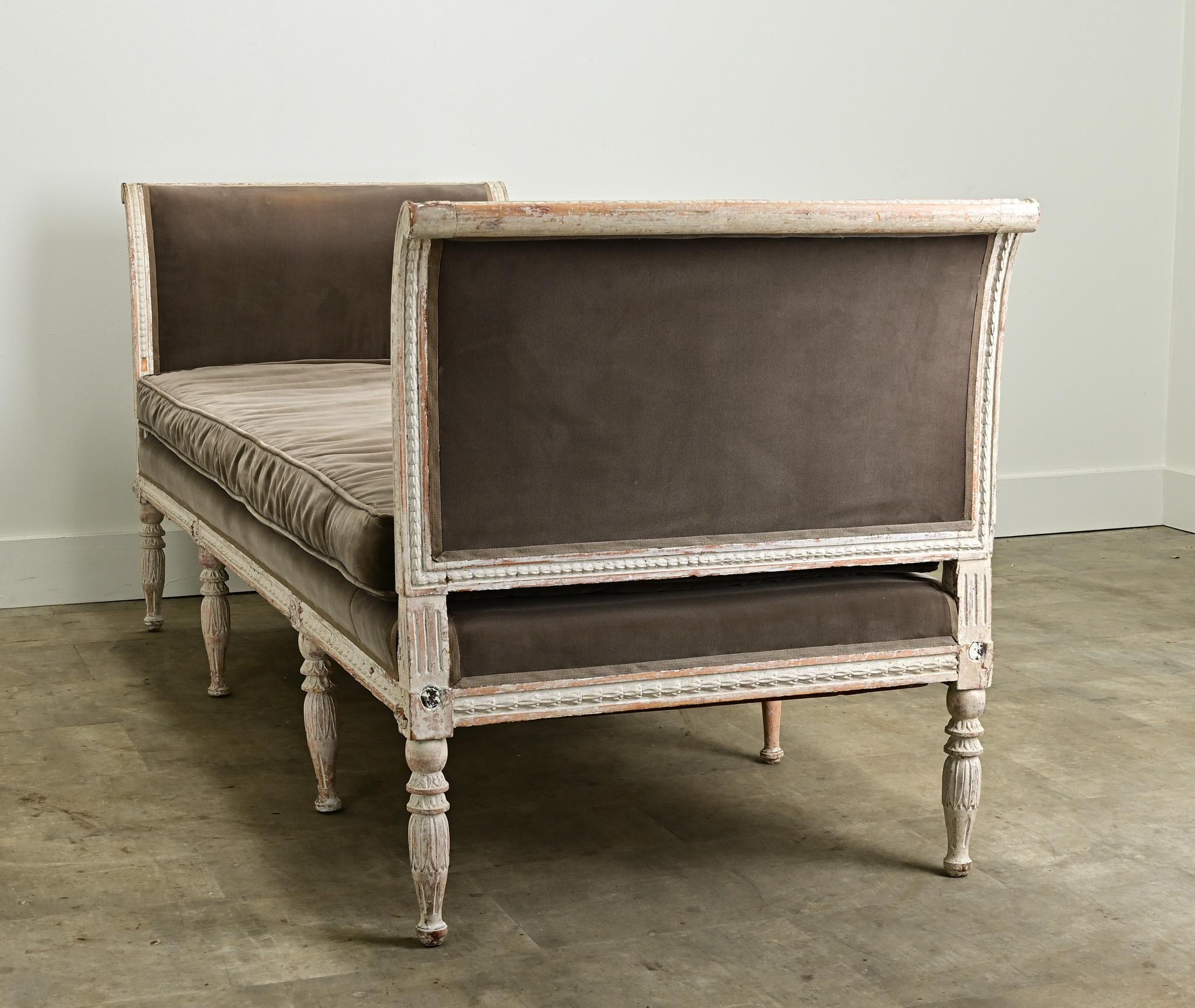 Swedish 18th Century Louis XVI Style Painted Daybed For Sale 5
