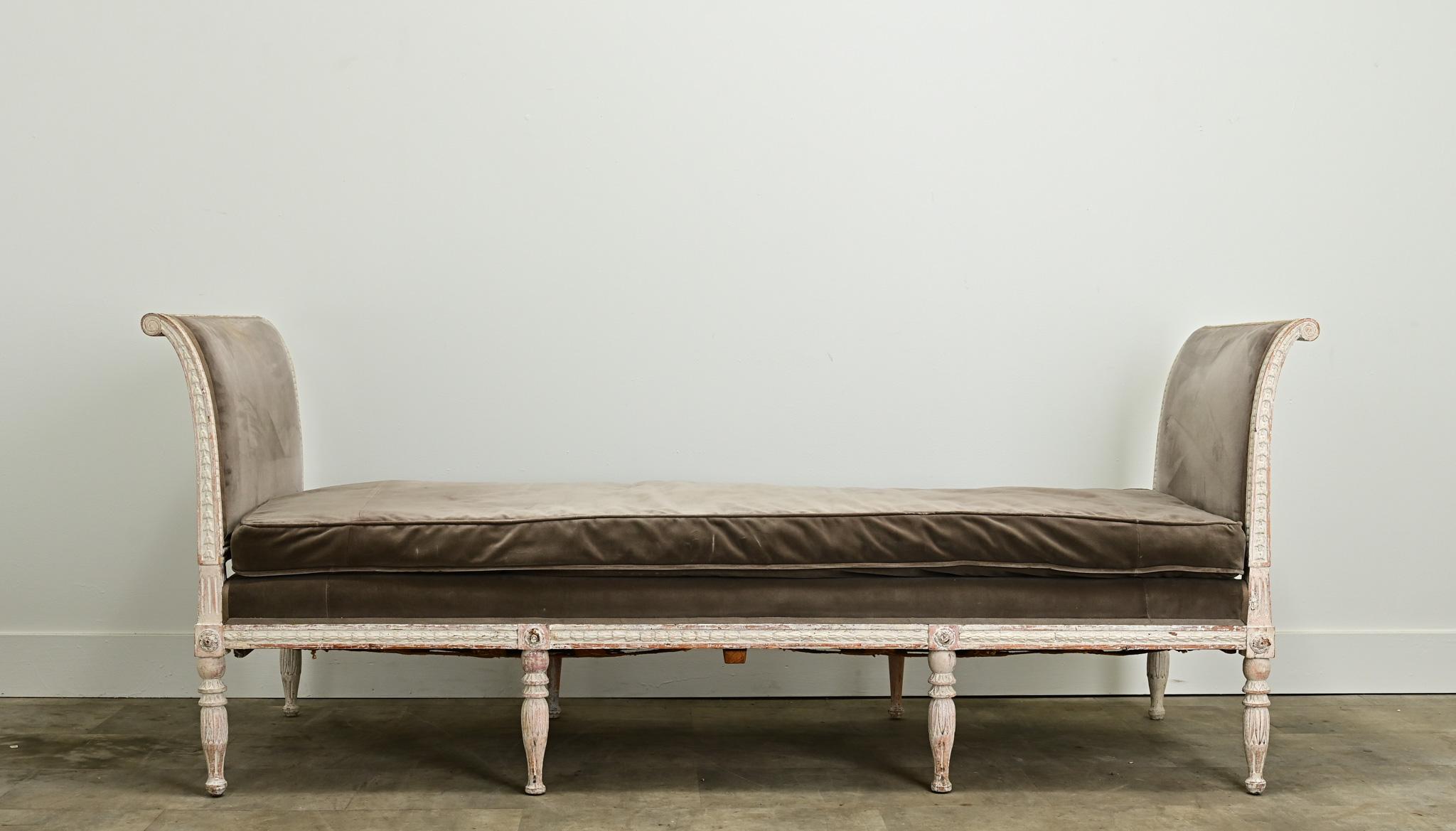Hand-Carved Swedish 18th Century Louis XVI Style Painted Daybed For Sale