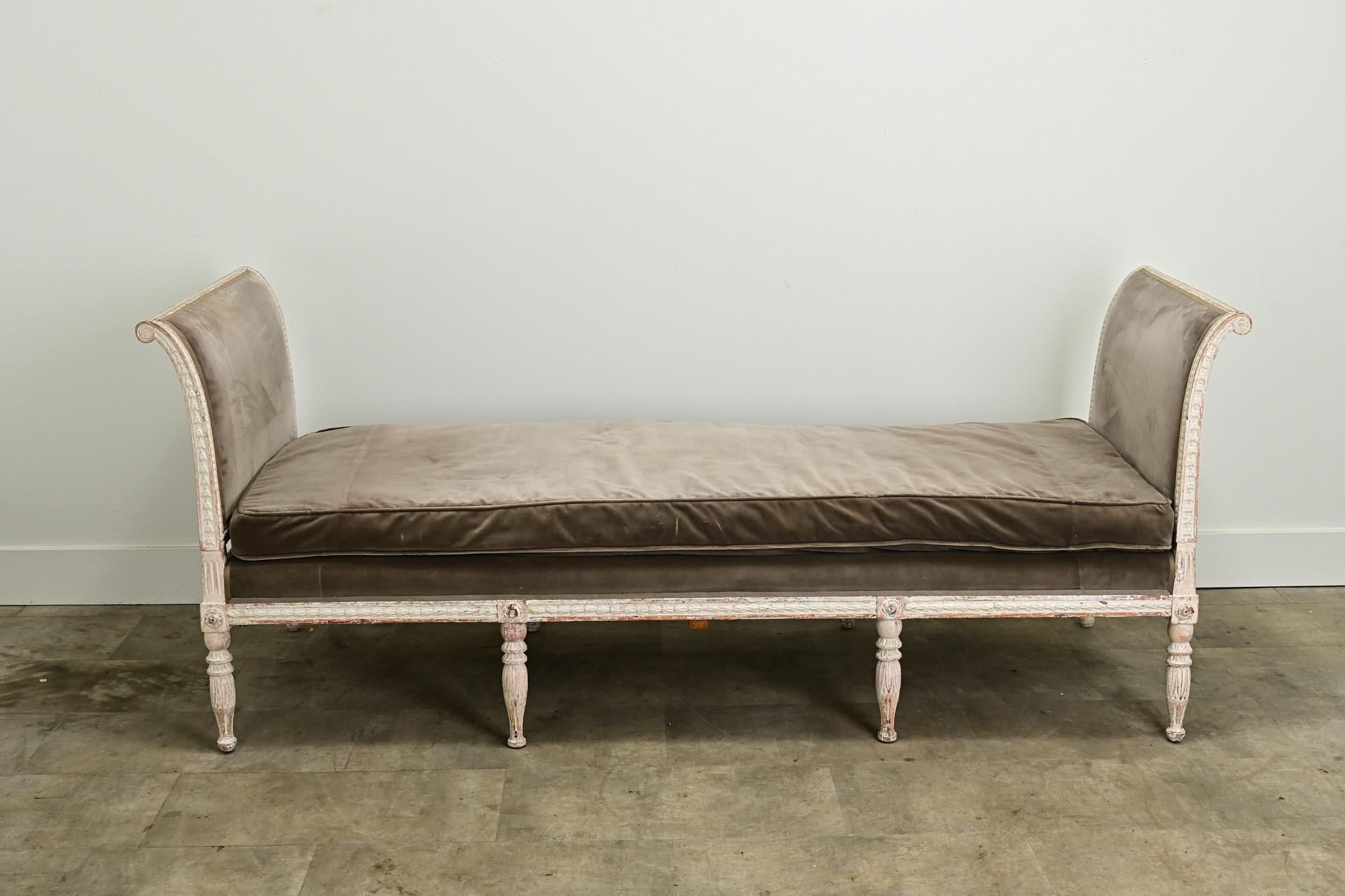 Swedish 18th Century Louis XVI Style Painted Daybed In Good Condition For Sale In Baton Rouge, LA