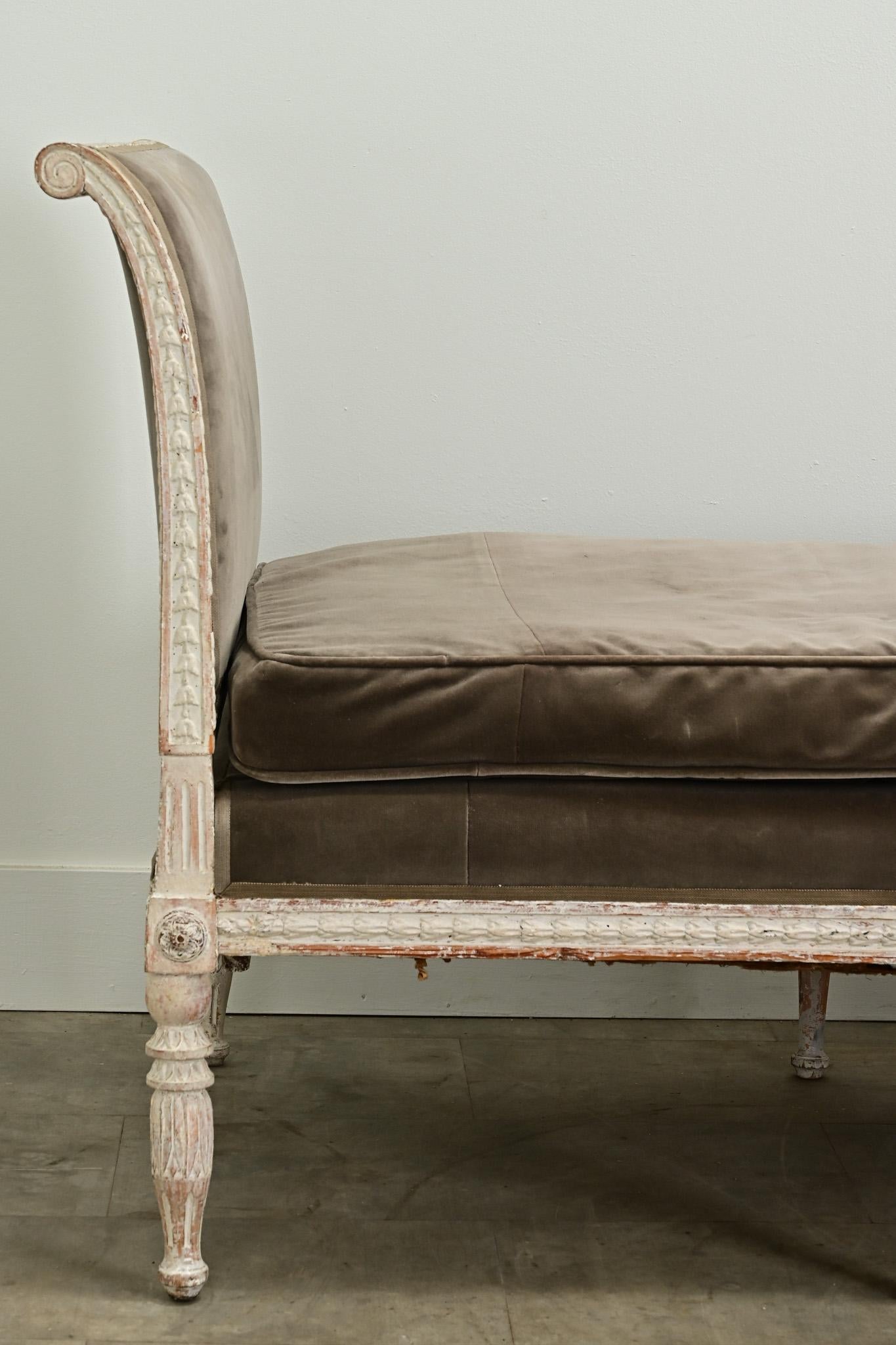Velvet Swedish 18th Century Louis XVI Style Painted Daybed For Sale