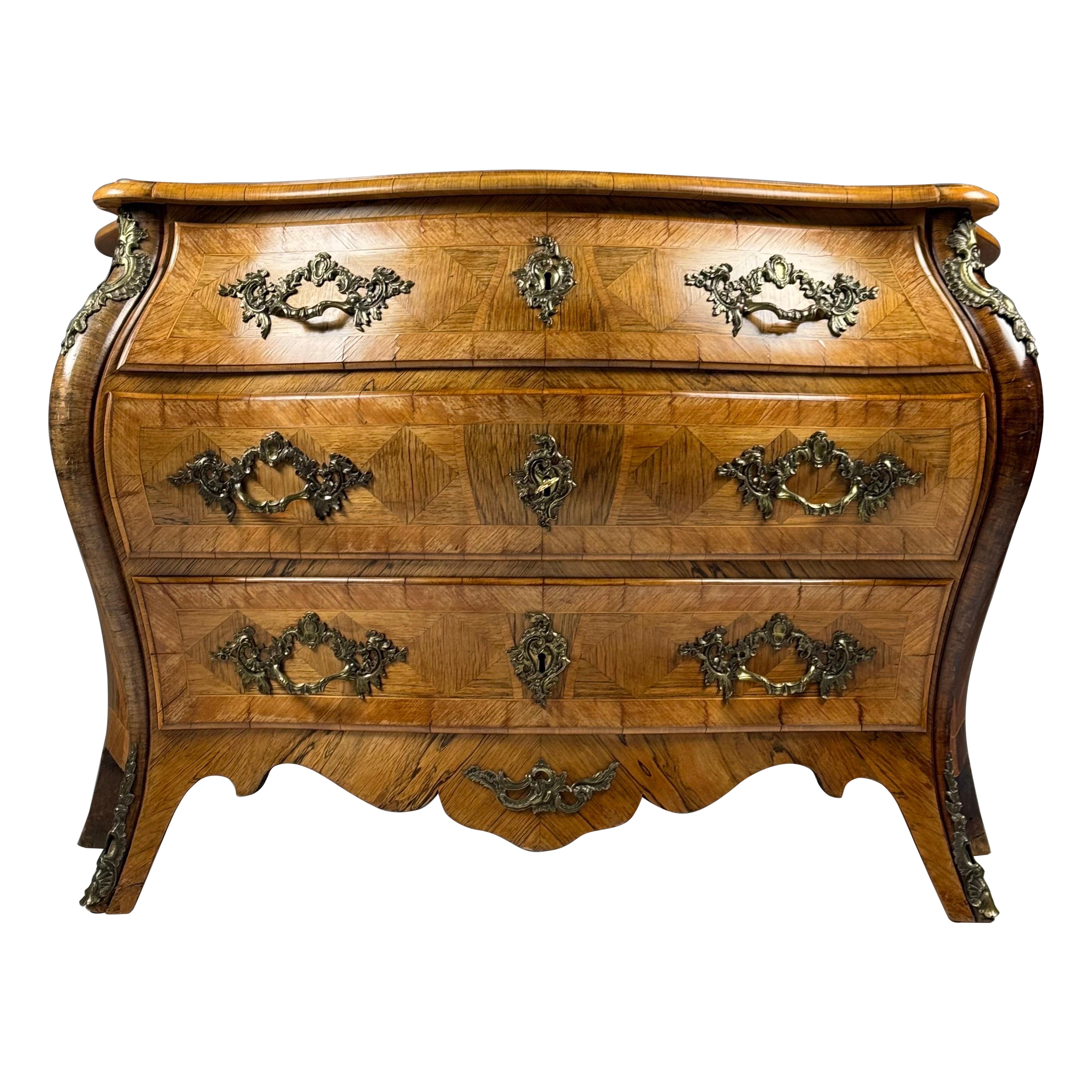 Schwedische Rokoko-Kommode mit Intarsien aus dem 18. im Angebot