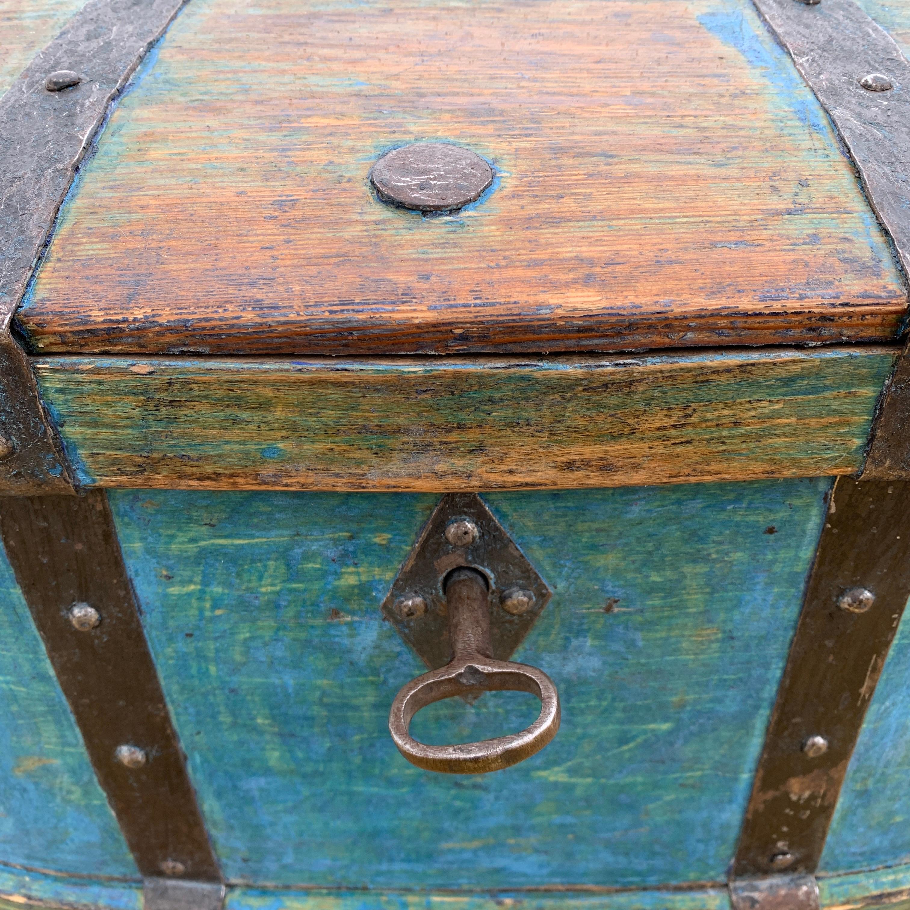 Schwedische original blaue Volkskunst-Schachtel aus dem 18. Jahrhundert, bemalt im Angebot 5