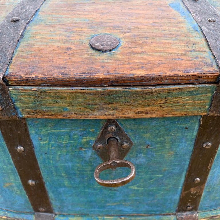 Swedish 18th Century Original Blue Folk Art Painted Box For Sale 5