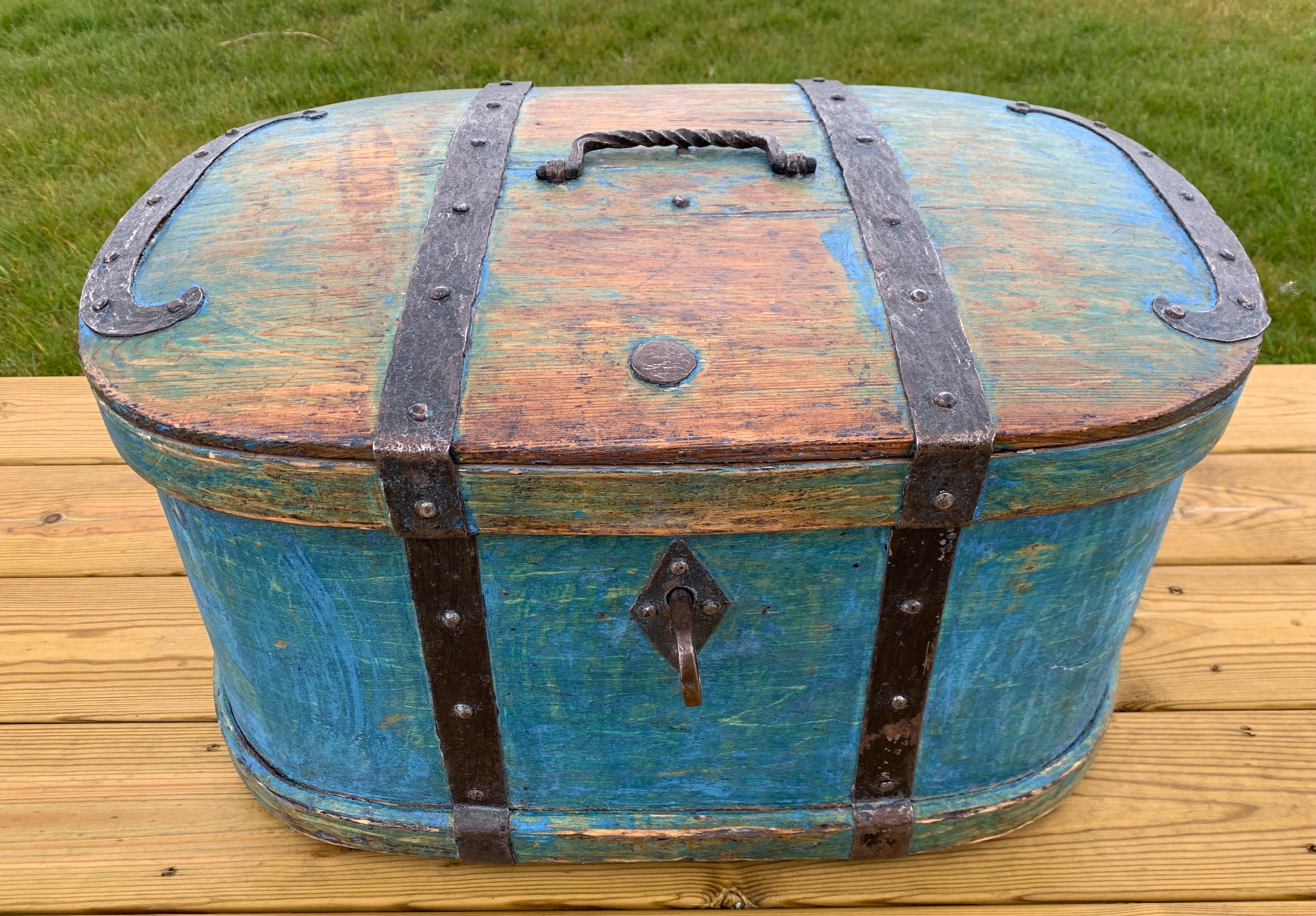 Swedish 18th Century Original Blue Folk Art Painted Box For Sale 2