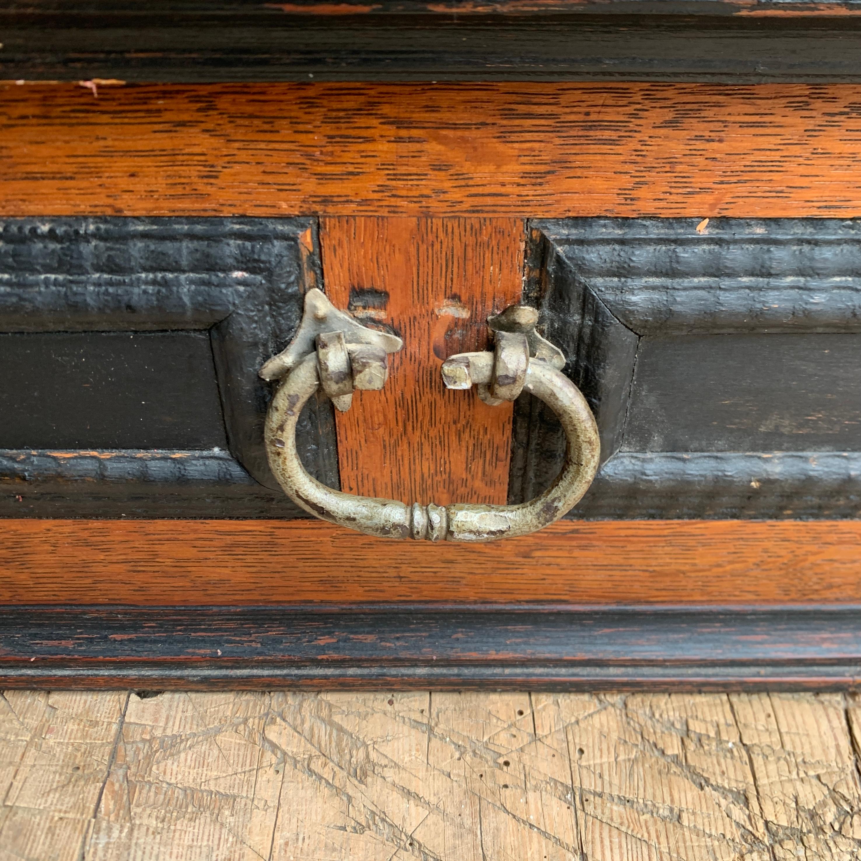 Swedish 18th Century Painted Box in Oak Wood For Sale 4