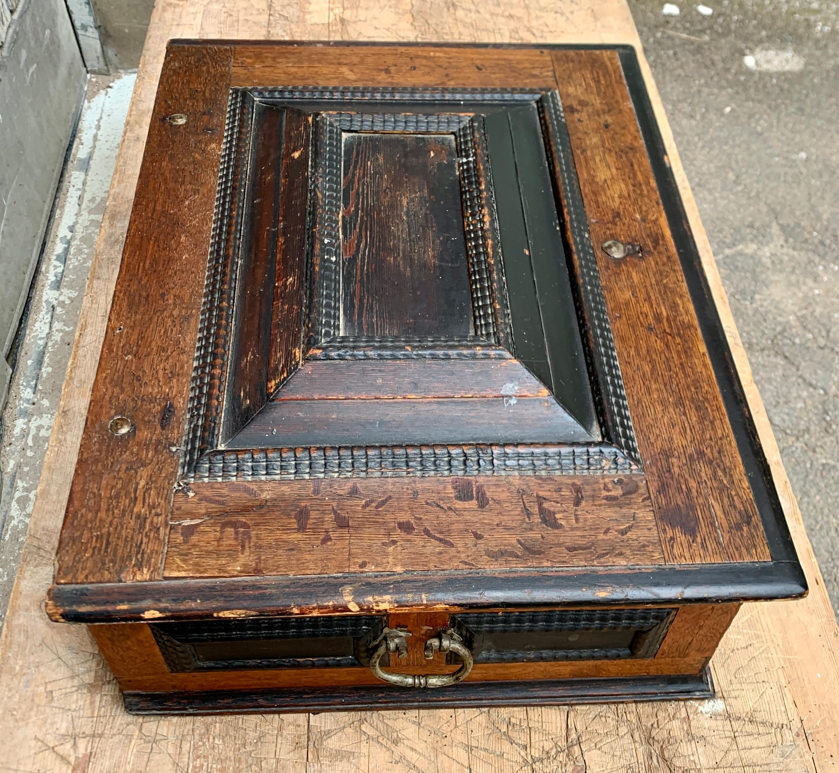 Swedish 18th Century Painted Box in Oak Wood For Sale 5