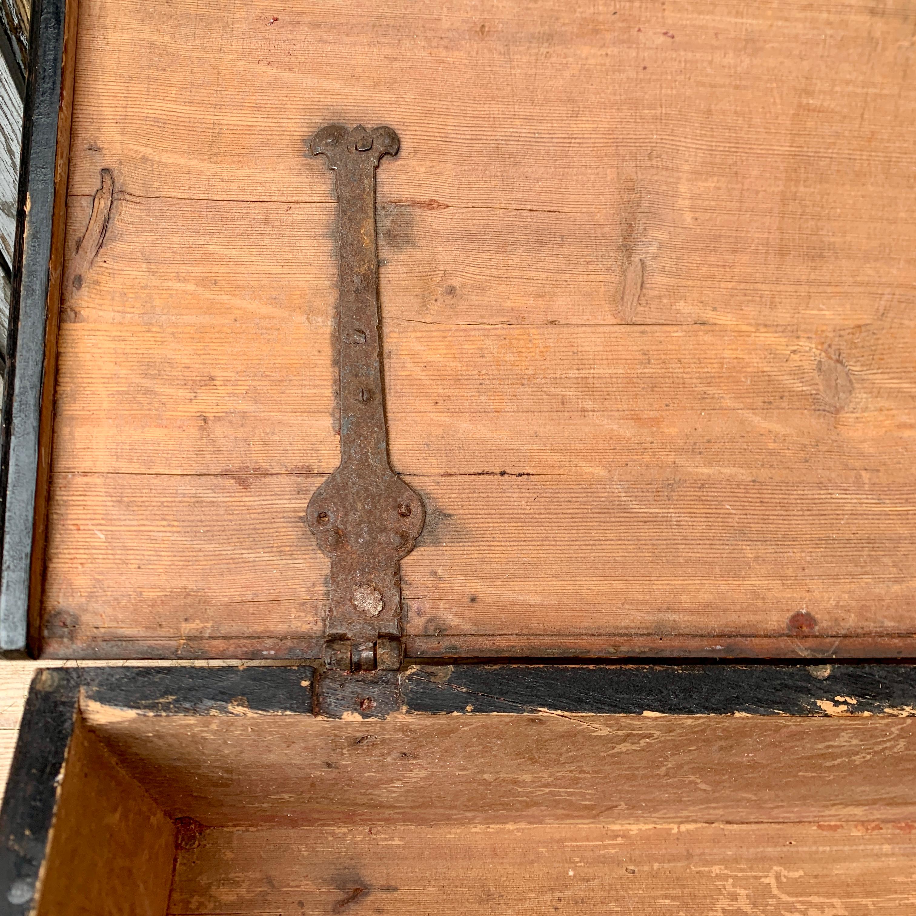 Swedish 18th Century Painted Box in Oak Wood For Sale 6
