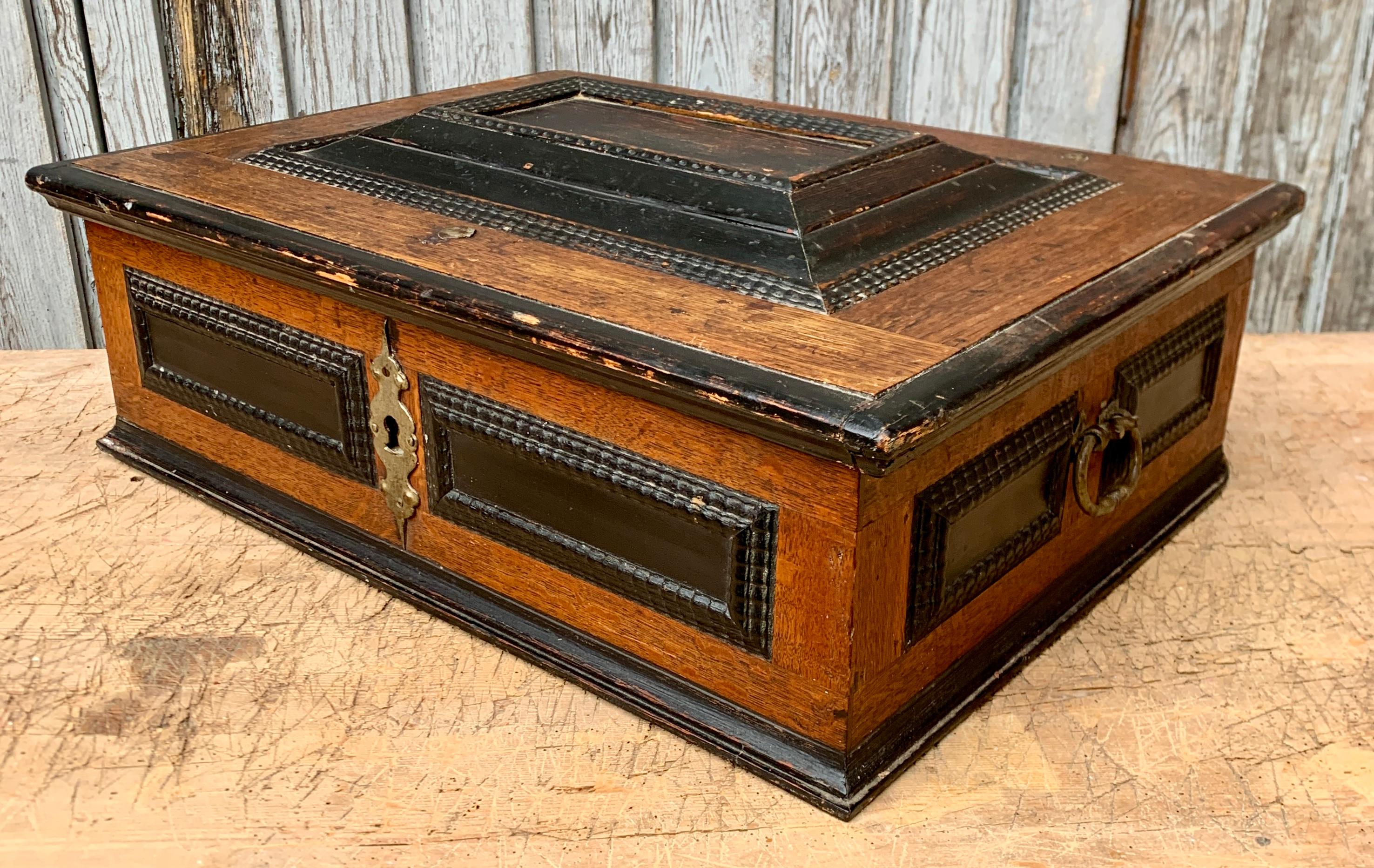 Swedish 18th Century Painted Box in Oak Wood For Sale 8
