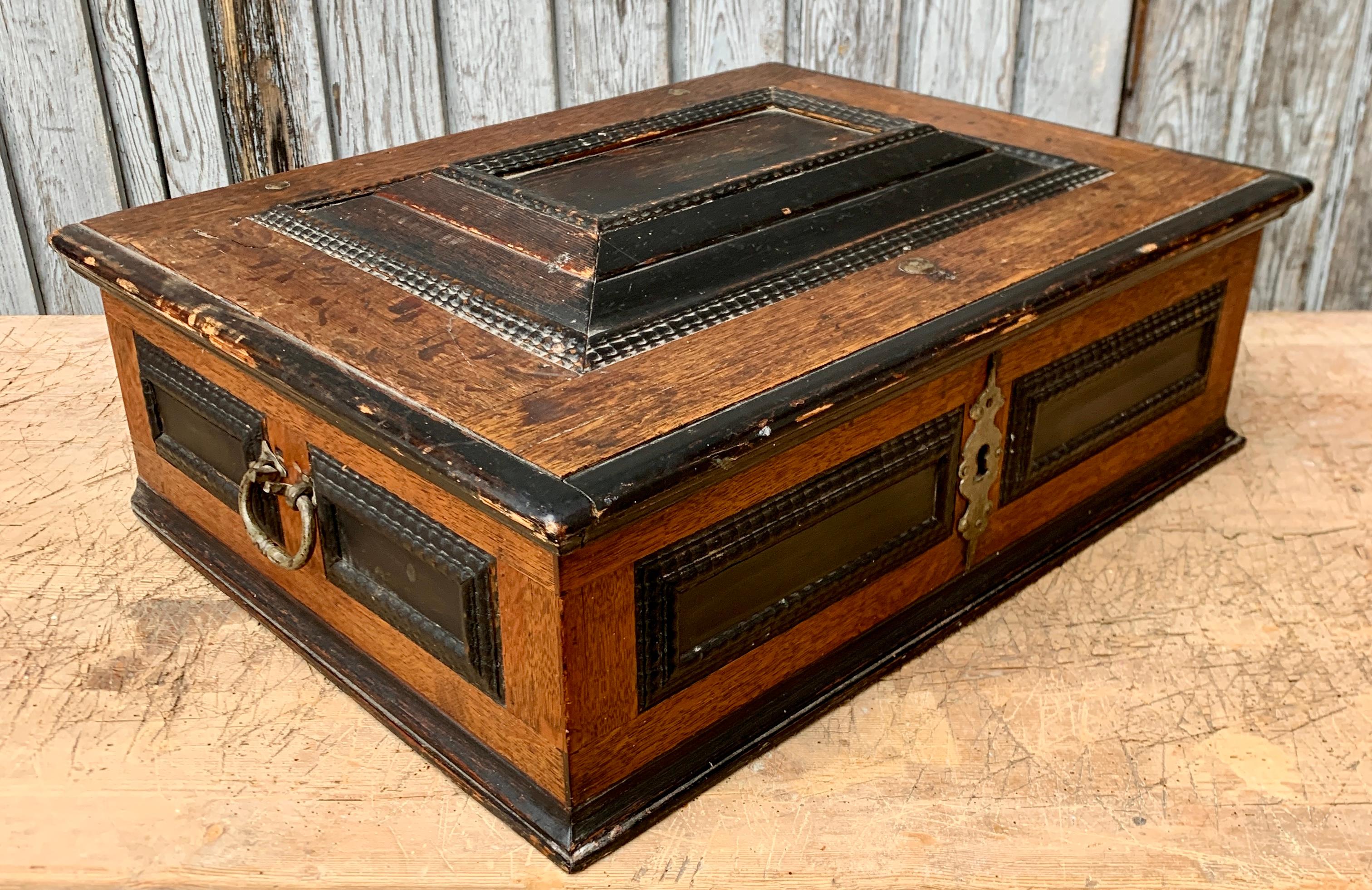 Swedish 18th Century Painted Box in Oak Wood For Sale 9
