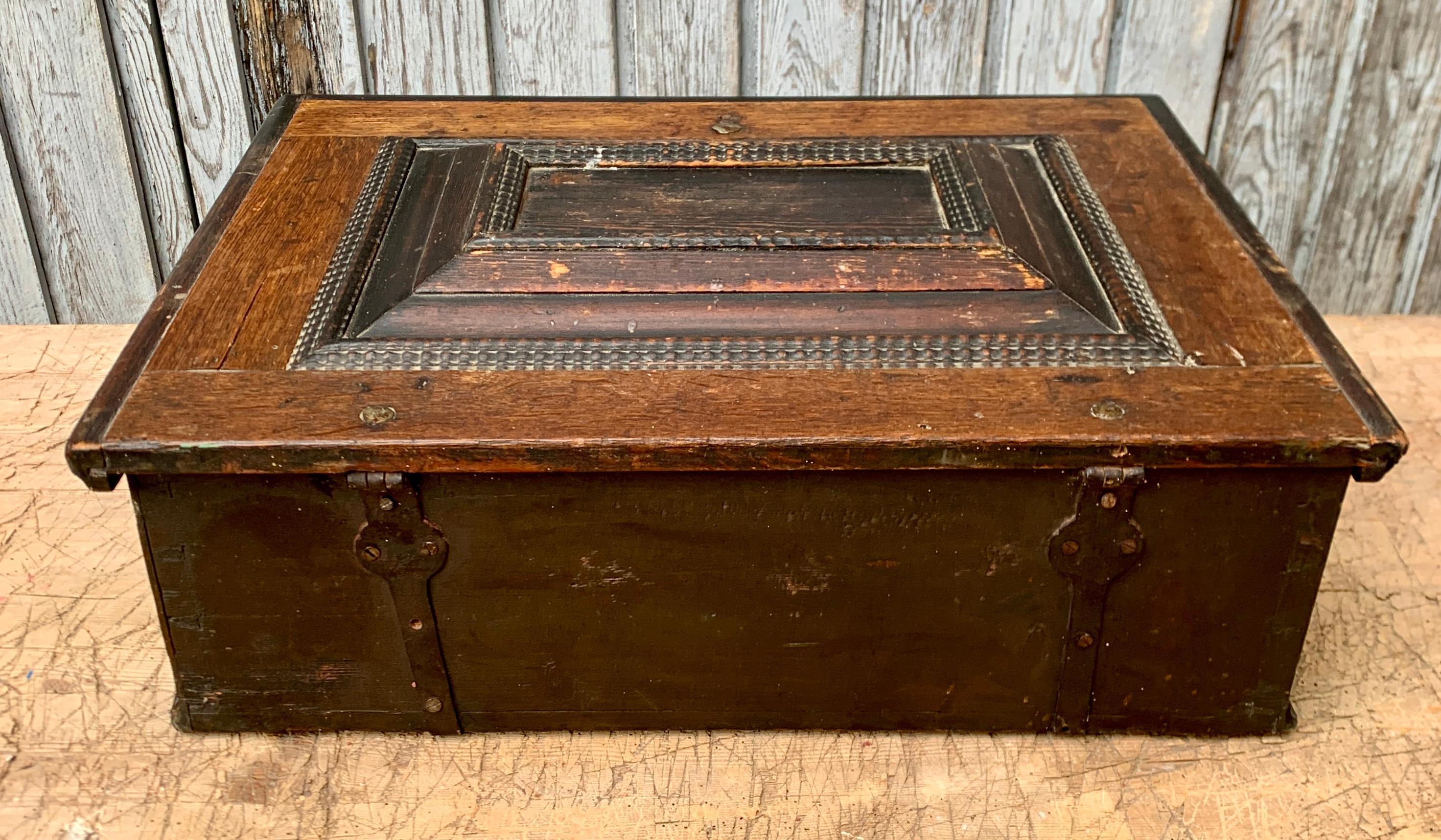 Swedish 18th Century Painted Box in Oak Wood For Sale 11