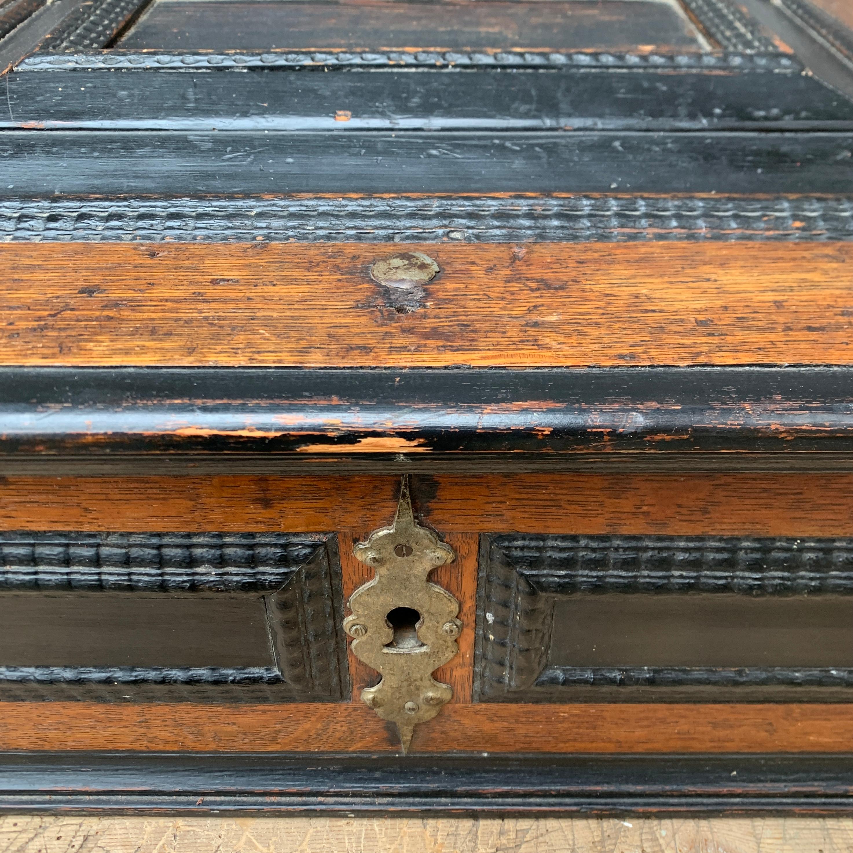 Swedish 18th Century Painted Box in Oak Wood For Sale 3