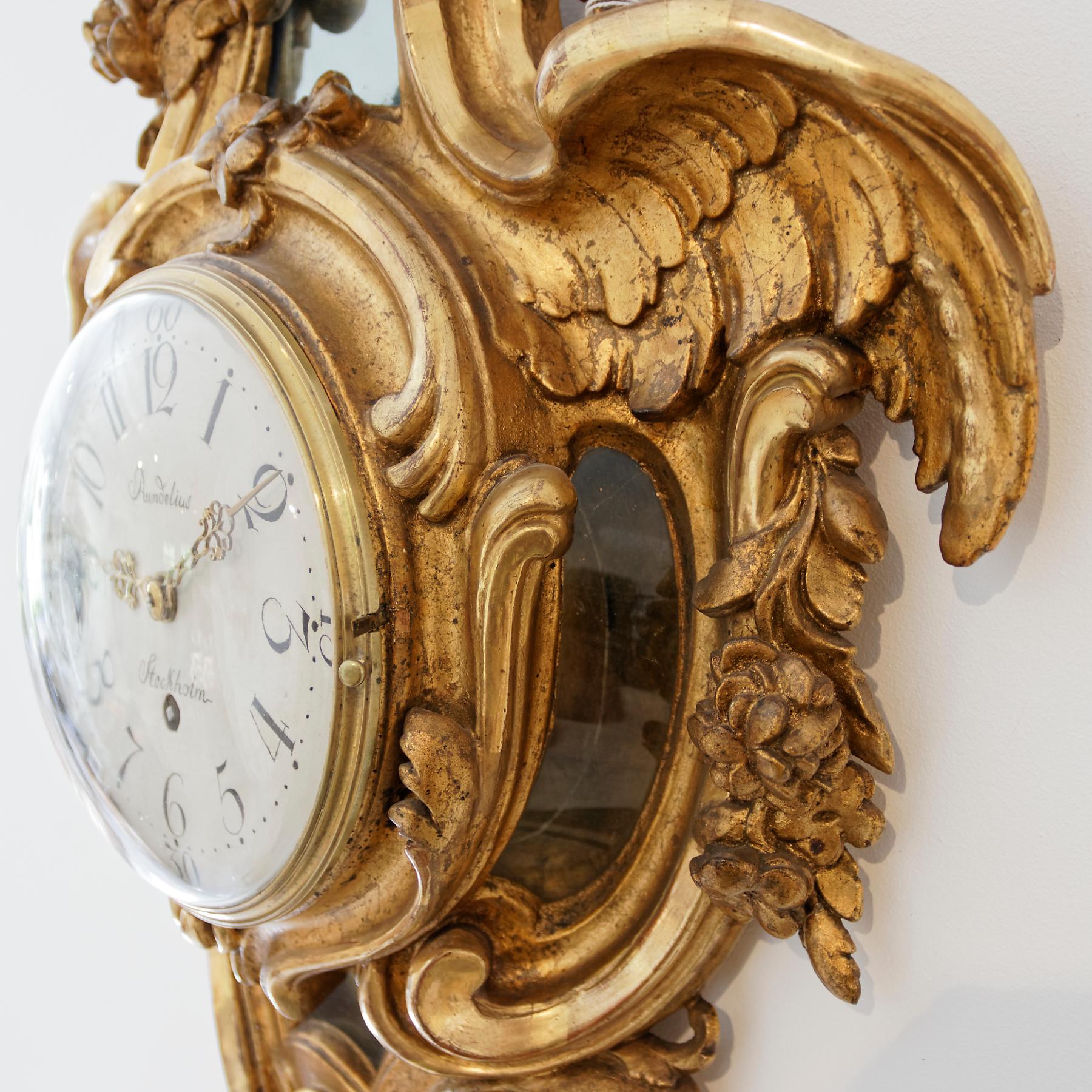 XVIIIe siècle Horloge murale rococo suédoise du 18ème siècle en bois doré sculpté en vente