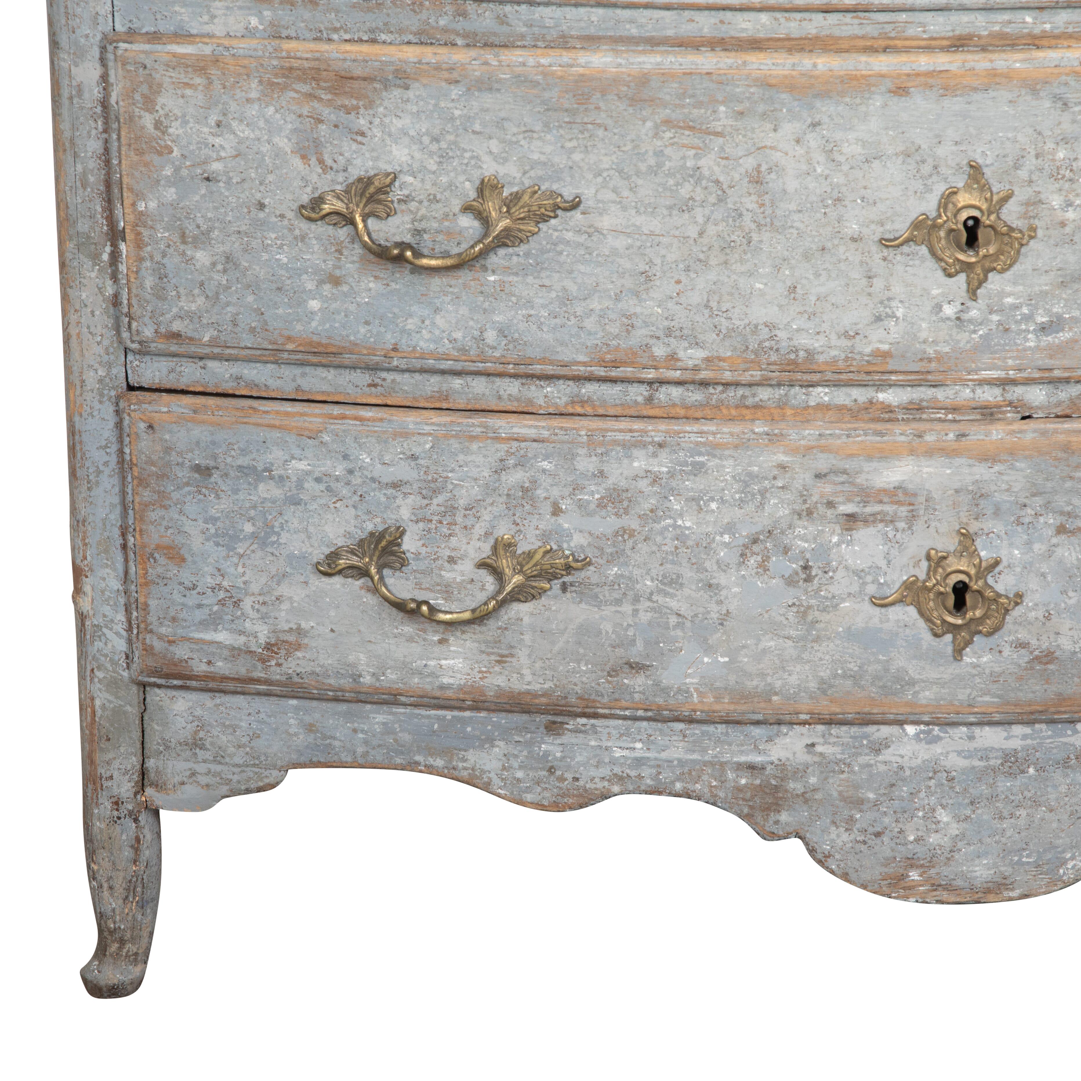 Period three drawer commode.
With a bow front, this Rococo commode has been repainted in blue.
Circa 1770.