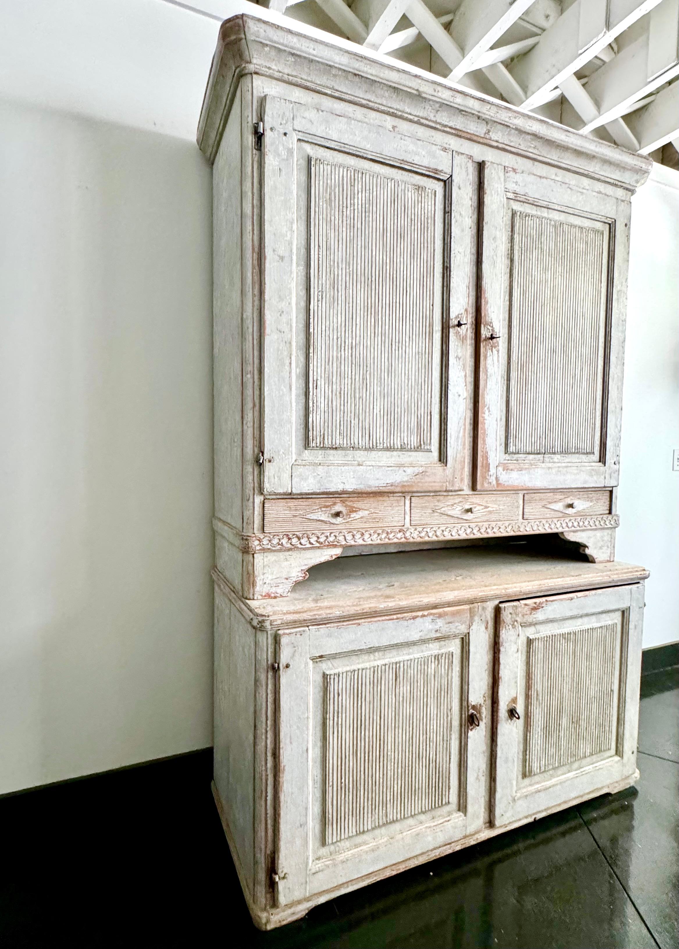 Swedish 18th Century Two-Part Gustavian Cabinet, ca 1790 In Good Condition In Charleston, SC