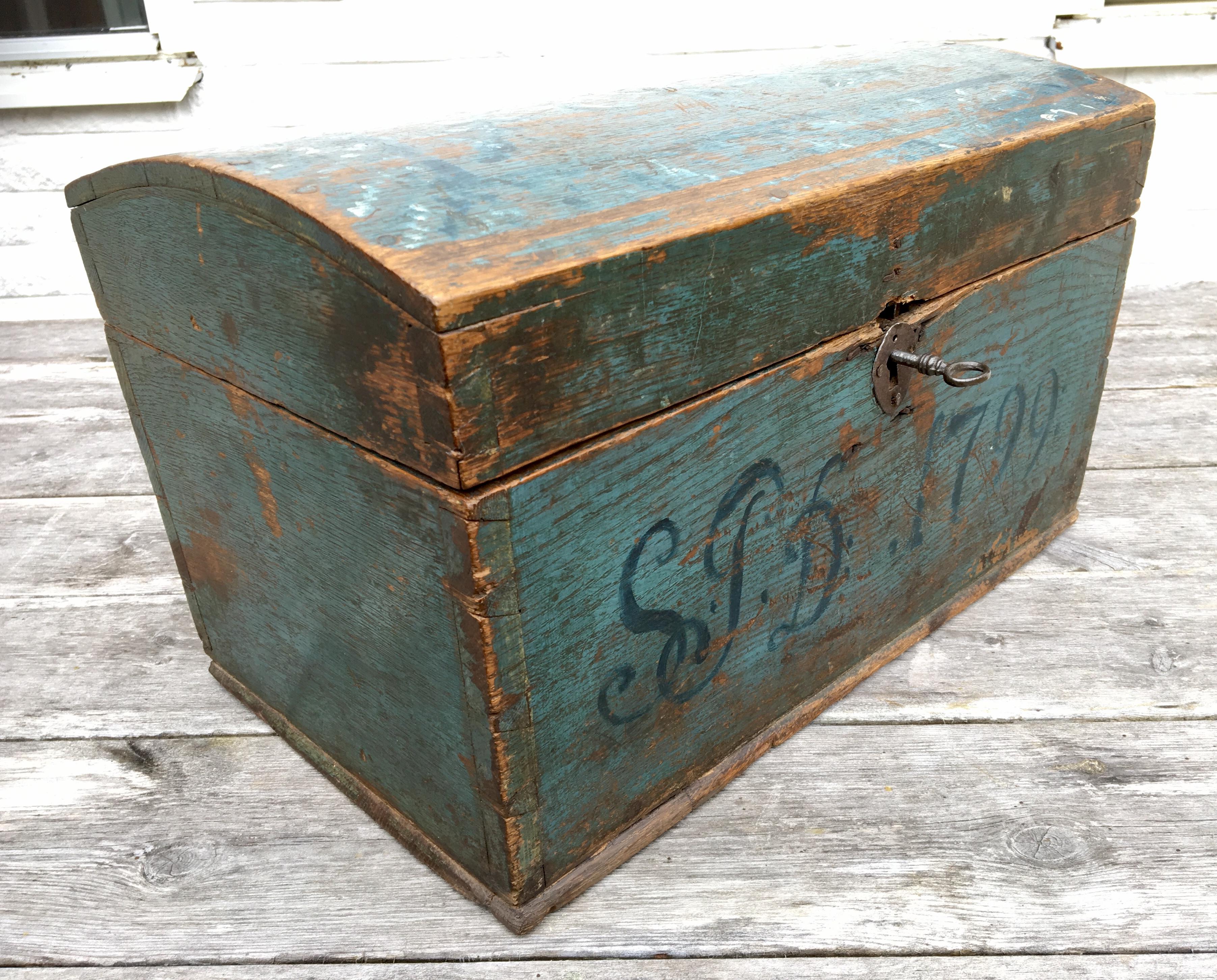 Swedish 18th century wooden monogrammed and dated Folk Art box, 1799.

An original painted box in blue color and Rococo rocaille painting decoration dated 1799 that has
belonged to a woman (the 