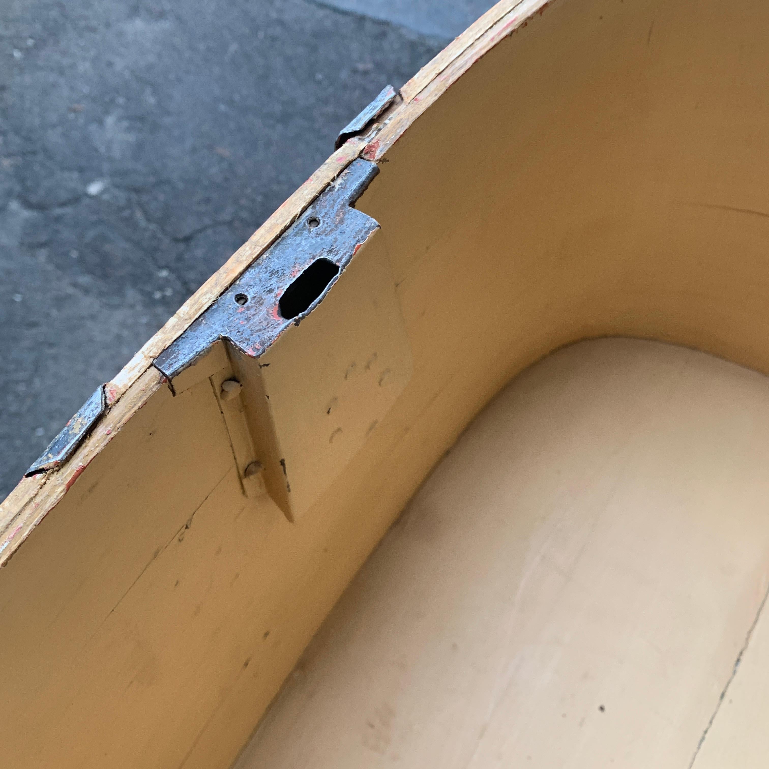 Caja de madera pintada de amarillo folclórico sueco del siglo XVIII en venta 2