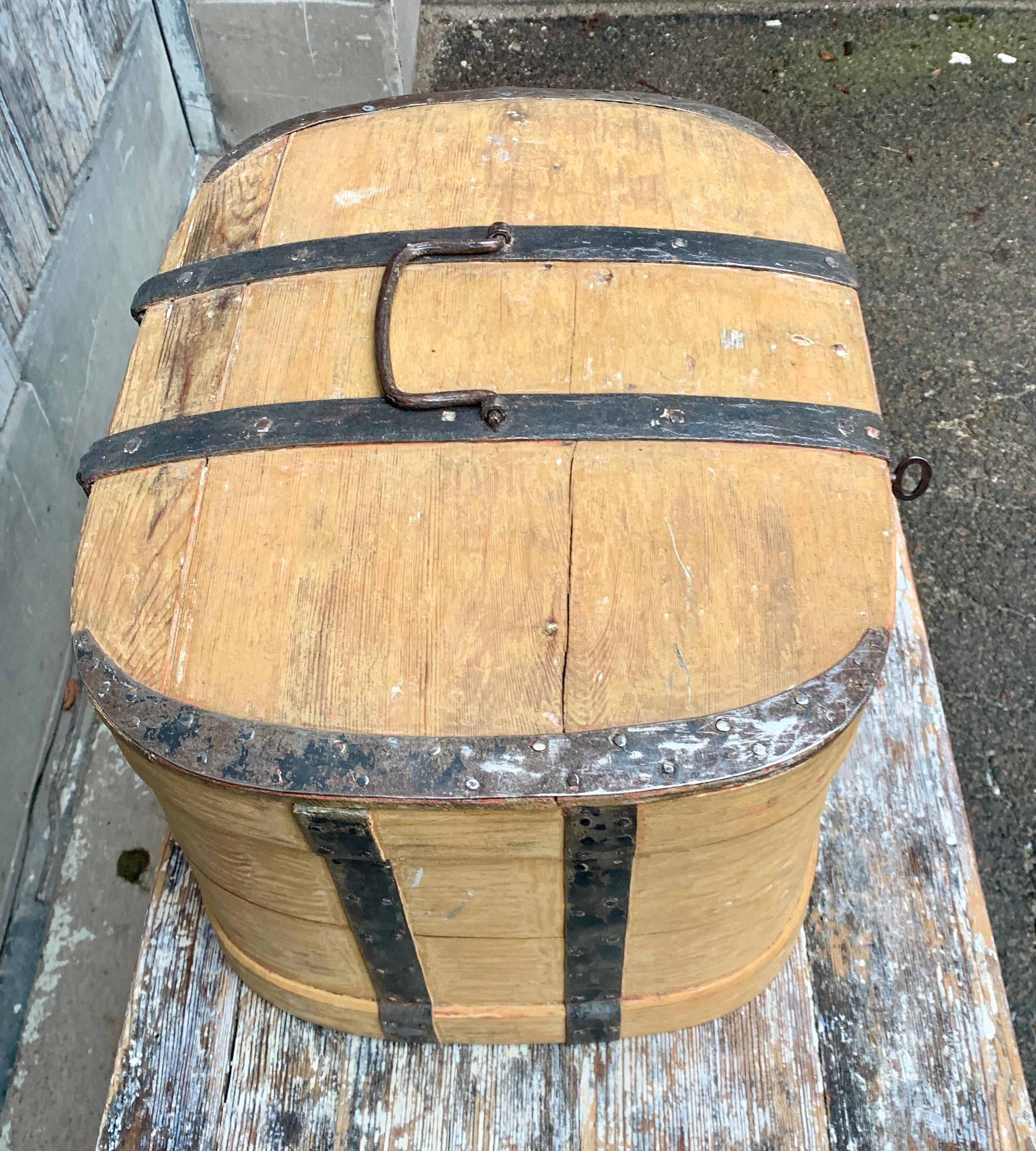 Caja de madera pintada de amarillo folclórico sueco del siglo XVIII en venta 3