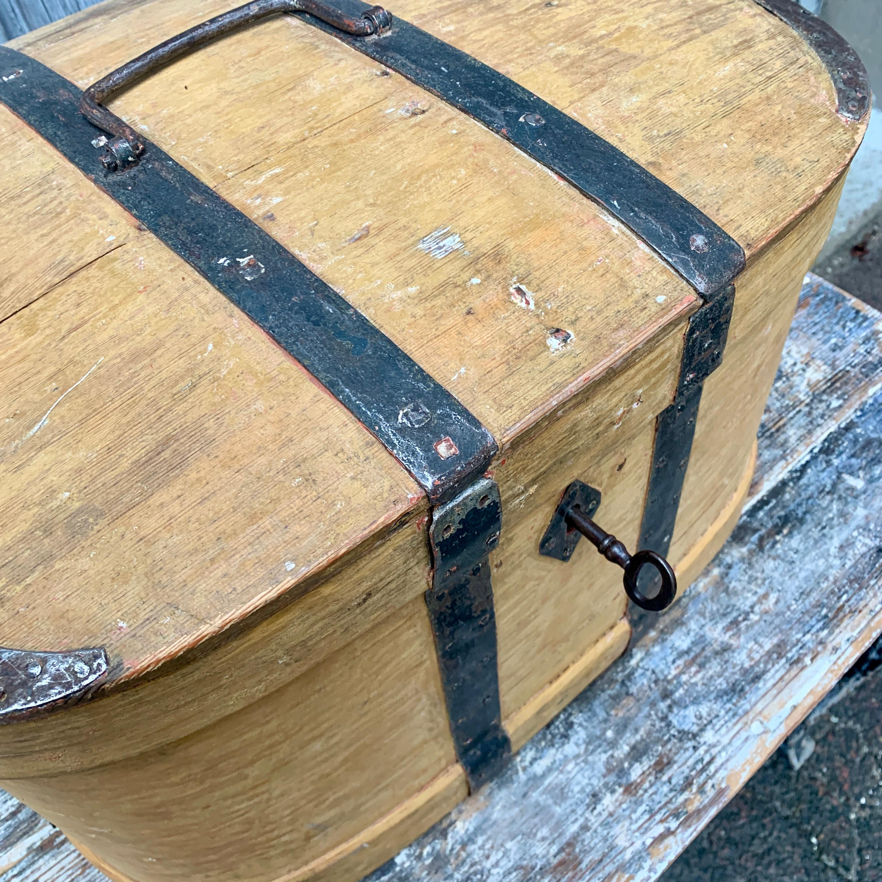 Caja de madera pintada de amarillo folclórico sueco del siglo XVIII en venta 4