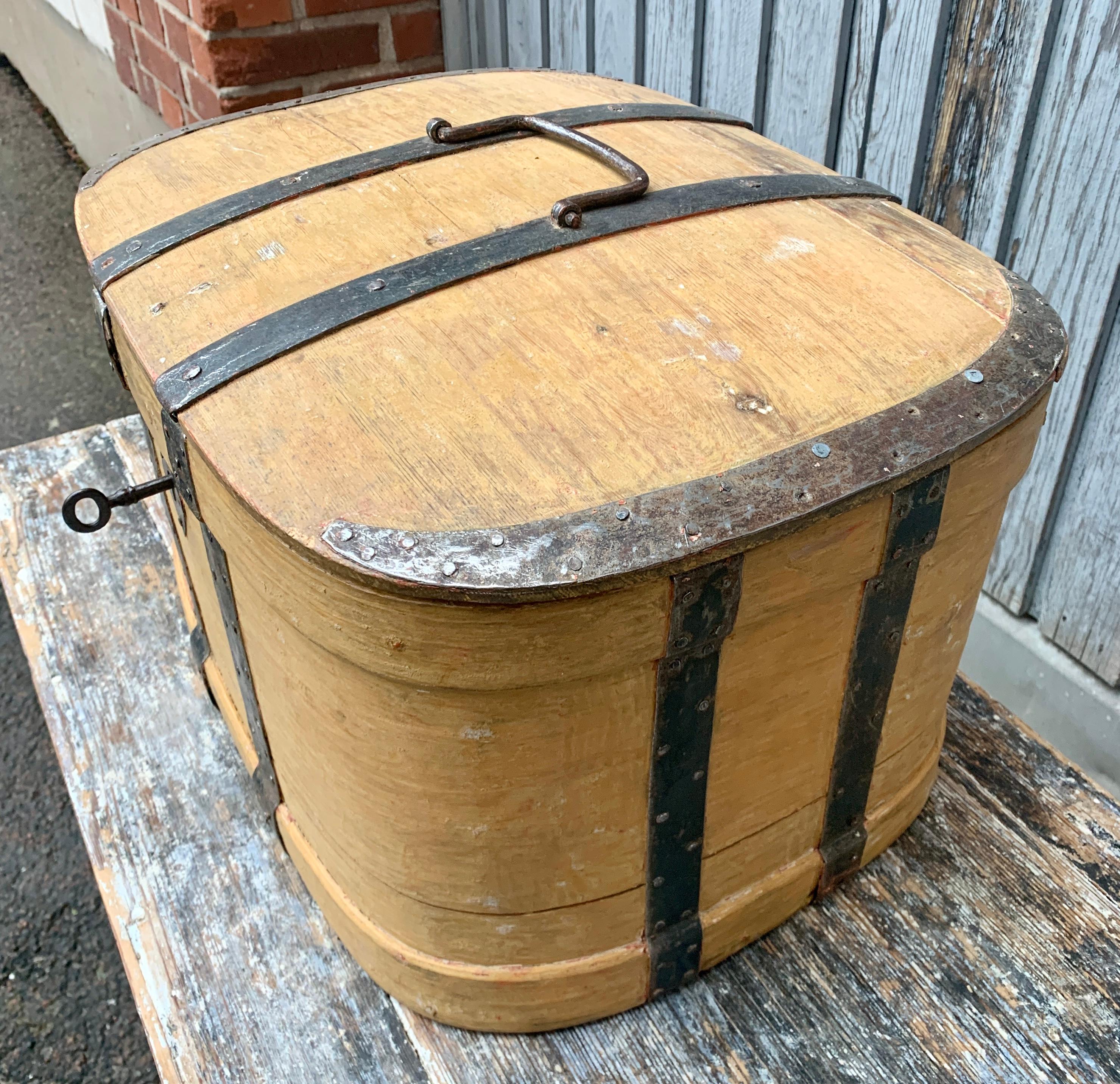 Caja de madera pintada de amarillo folclórico sueco del siglo XVIII en venta 5