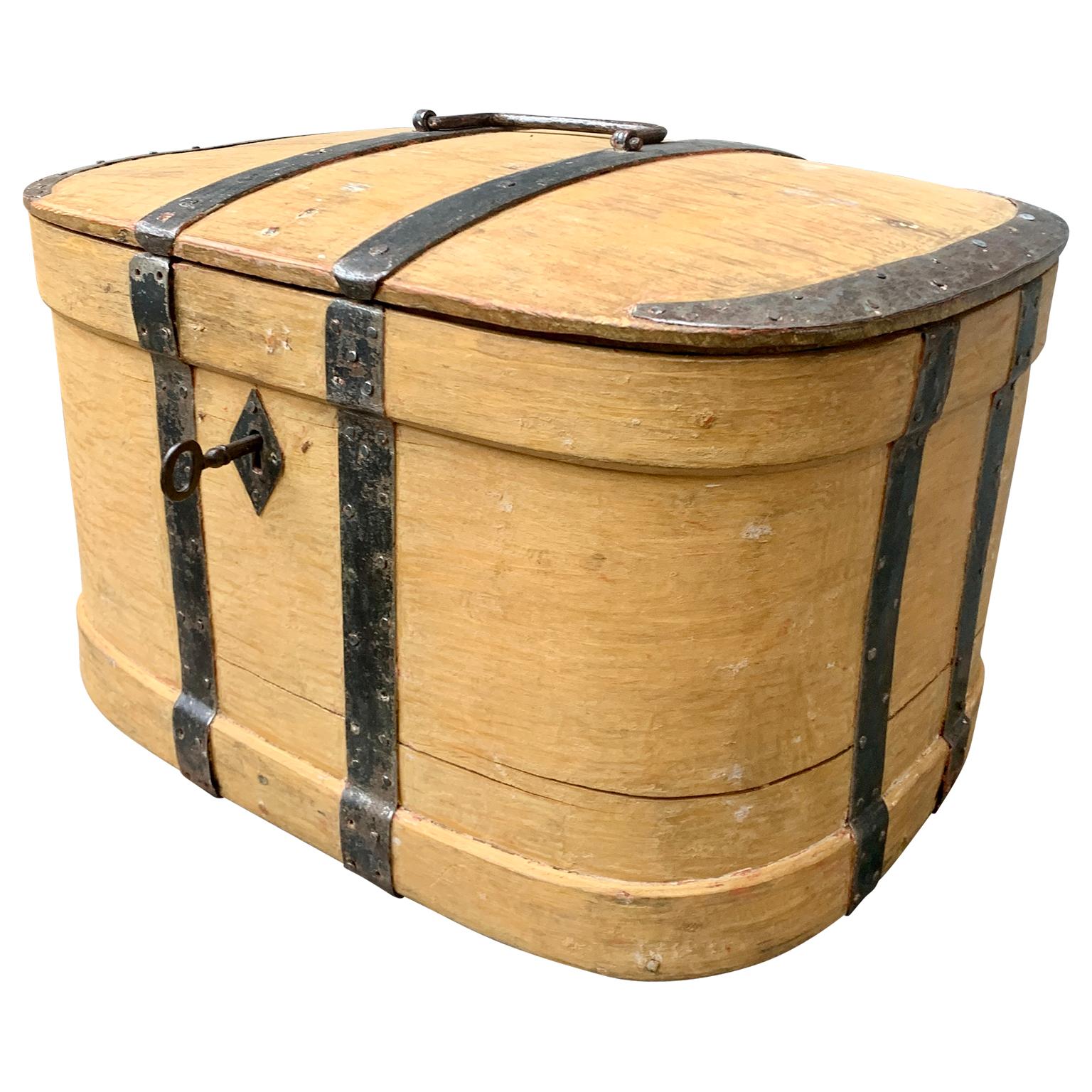 Caja de madera pintada del arte popular sueco de finales del siglo XVIII y principios del XIX, con pintura amarilla original en el exterior. El color amarillo ocre original ha sido cuidadosamente raspado a mano hasta recuperar su aspecto y pátina